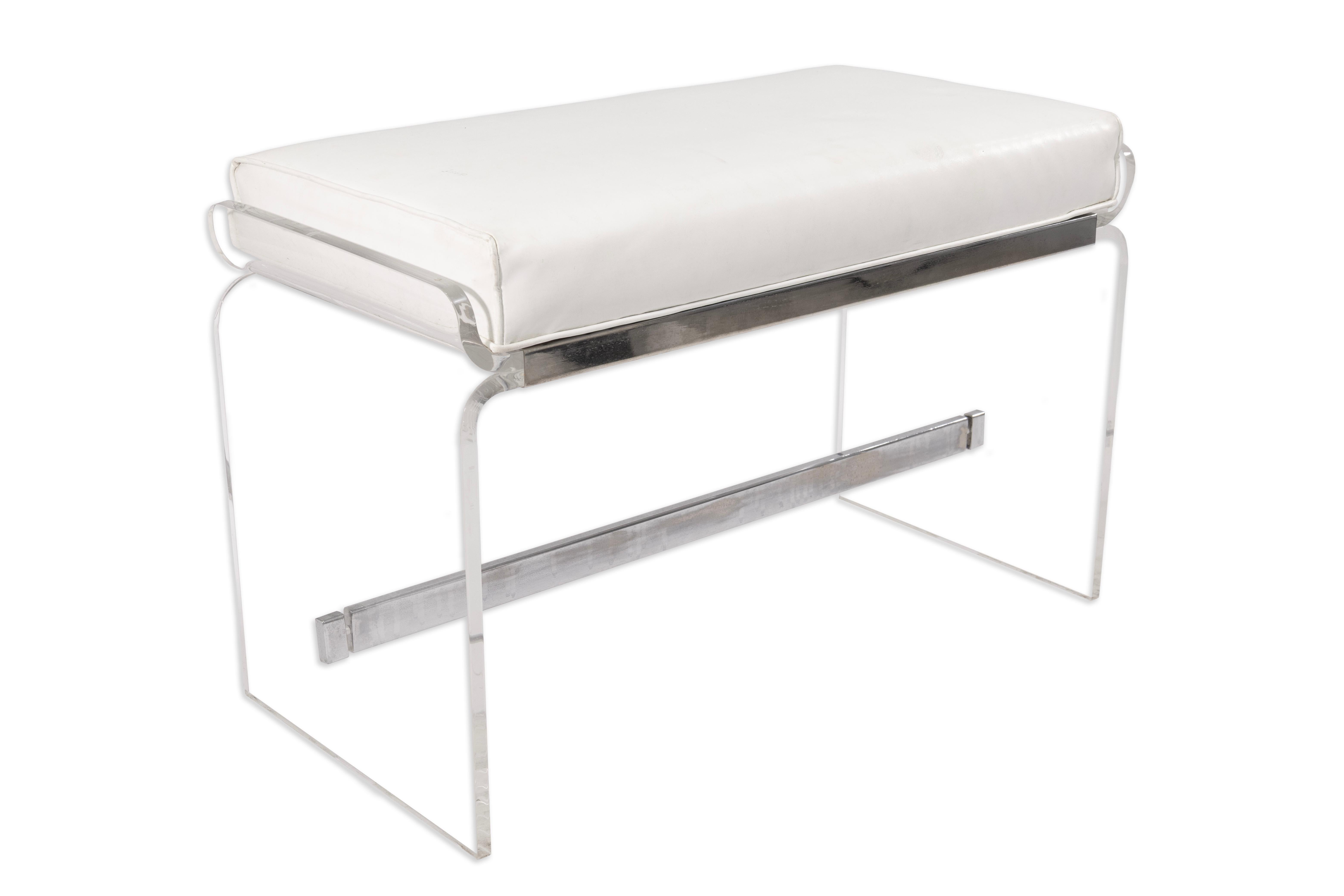 Elegante e raffinata, questa panca da corridoio degli anni '70 di Jebejian Bros esemplifica la sensibilità del design modernista dell'epoca. La panca è caratterizzata da una struttura in lucite trasparente accentuata da una barella cromata lucida,