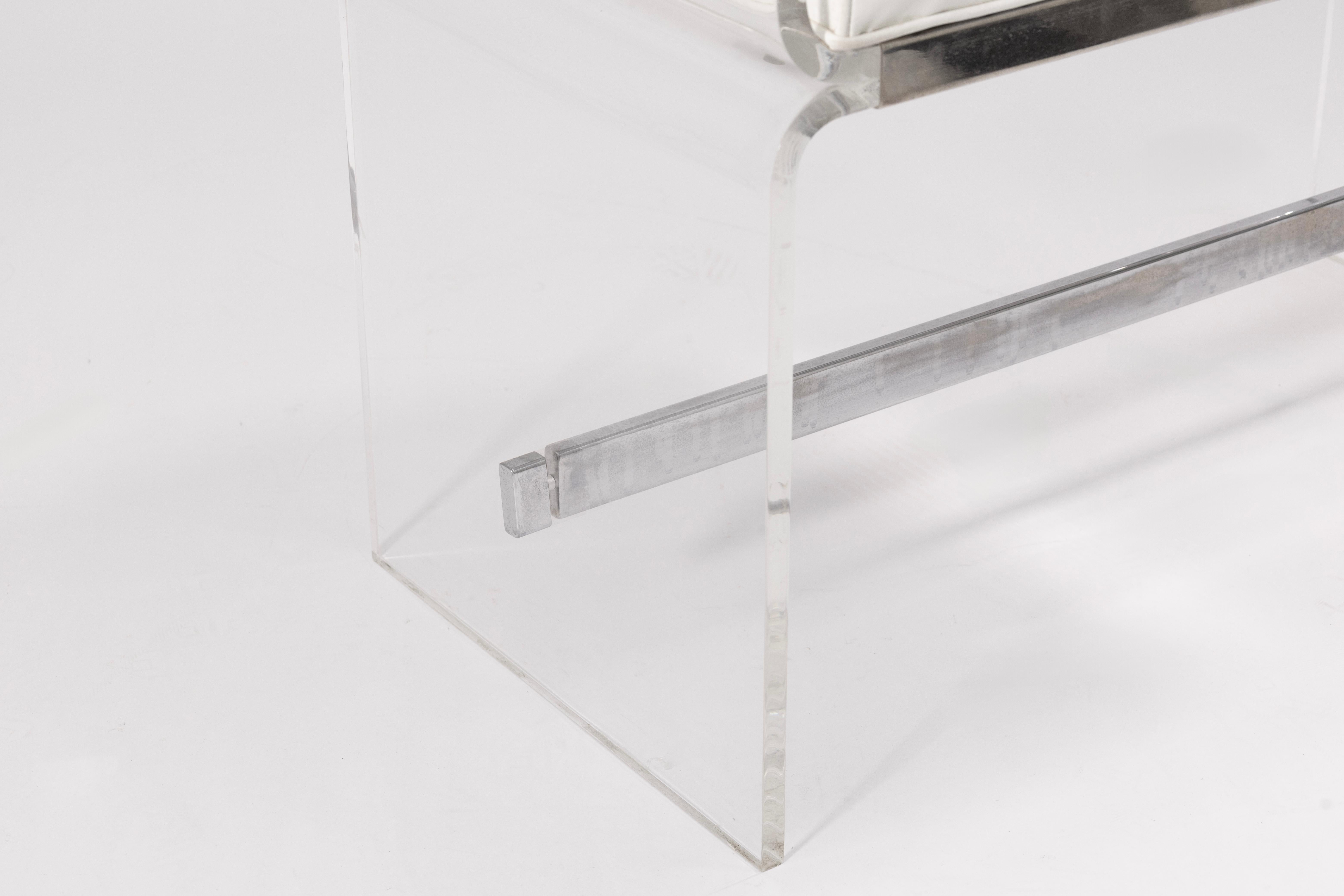 Sconosciuto Panchina da corridoio Jebejian Bros in lucite, cromo e vinile bianco anni '70 in vendita
