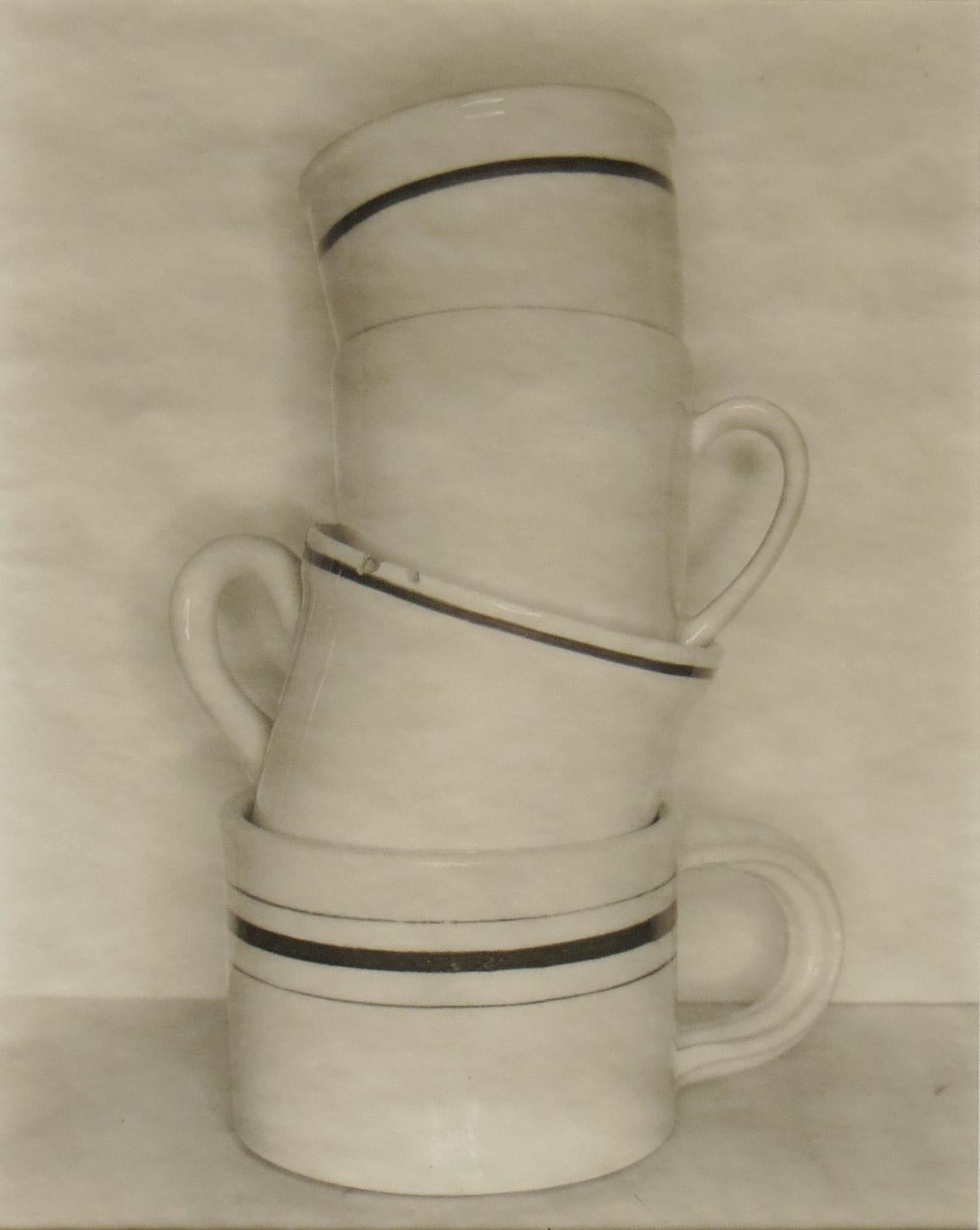 Künstler: JED Devine Amerikaner  (1944- )
Titel: Ohne Titel (Gestapelte Tassen)
Datum: 1987
Medium: Platin-Palladium-Druck auf japanischem Reispapier
Bildgröße: 9,5 x 7,5 Zoll (9,25 x 7,25 Zoll innerhalb der Matte)
Blattgröße: 12 x 9 Zoll
Gerahmte