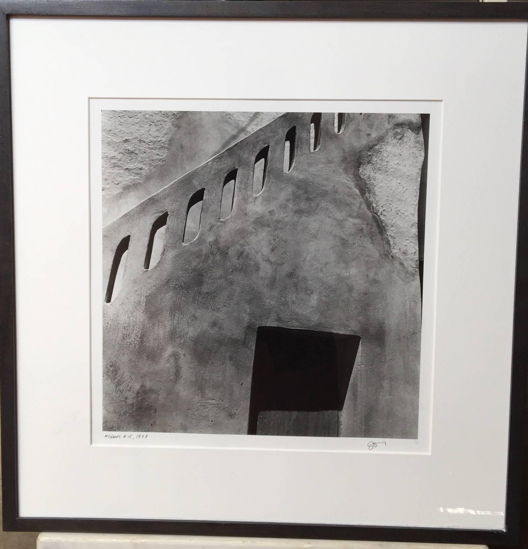 Mykonos #15, Silbergelatineabzug – Photograph von Jed Fielding