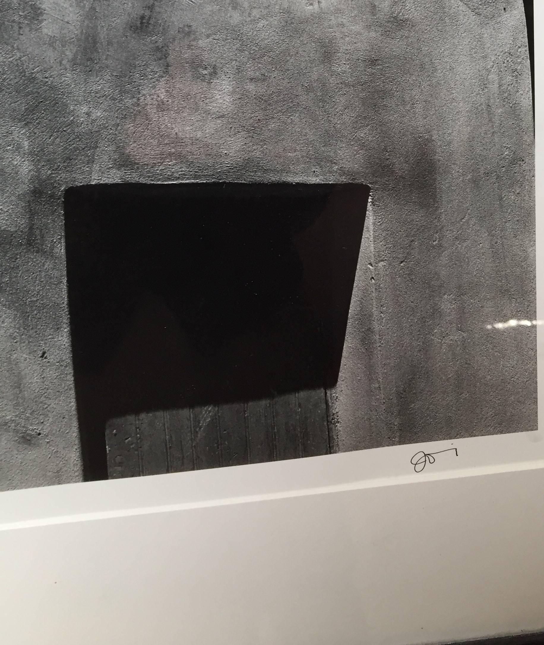 Mykonos #15, impression à la gélatine argentée - Réalisme Photograph par Jed Fielding