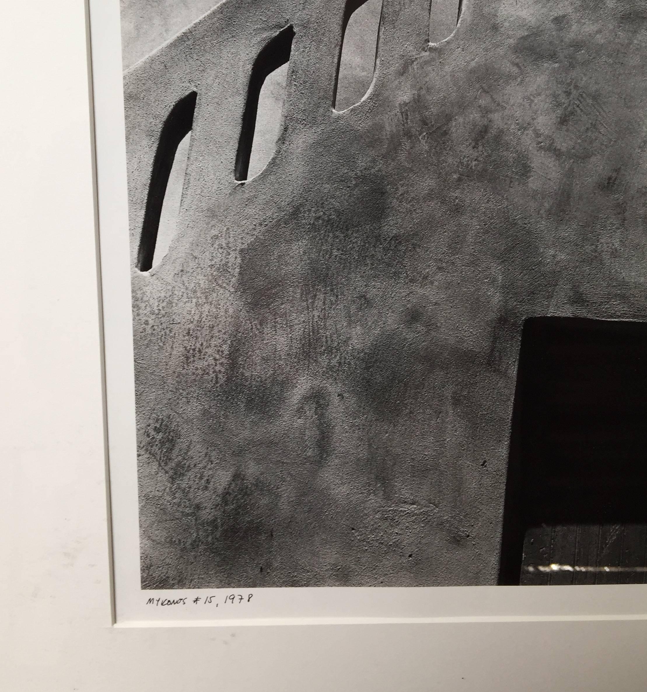 Mykonos #15, impression à la gélatine argentée - Argent Black and White Photograph par Jed Fielding