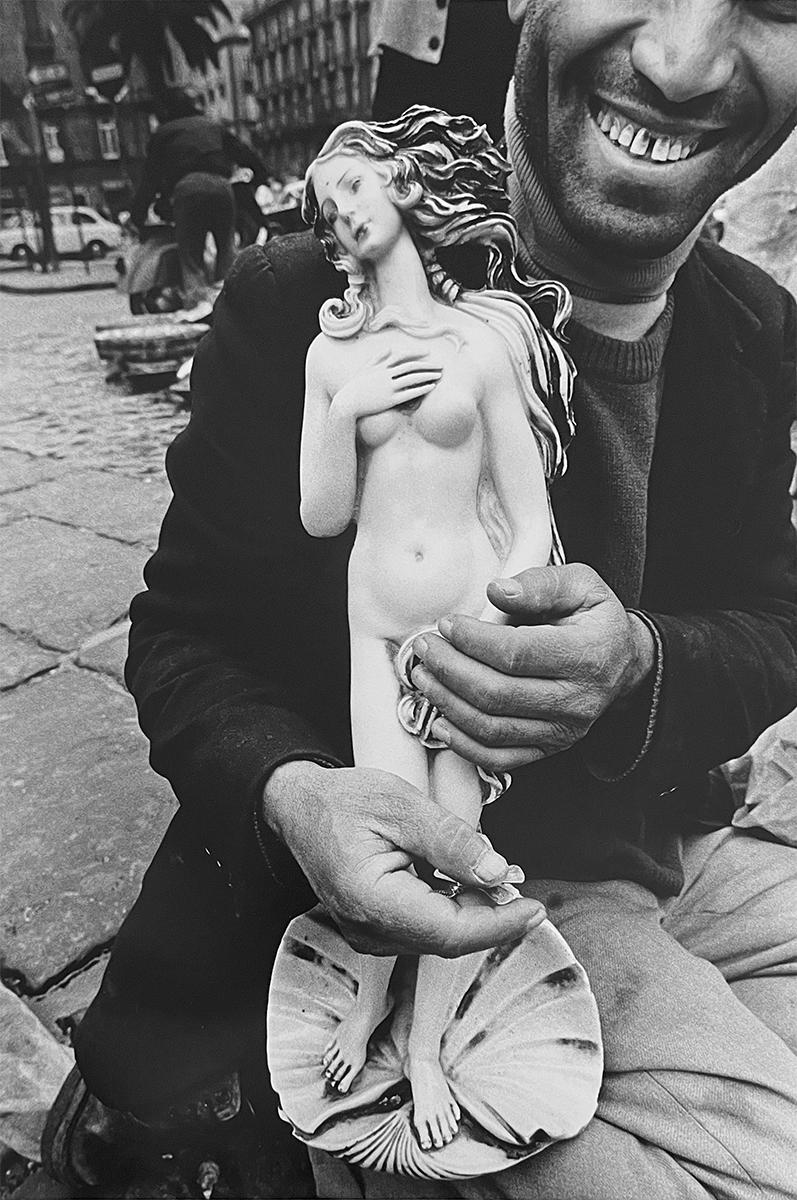 Naples #910 von Jed Fielding, 1978 ist ein Silbergelatineabzug. Dieses Foto zeigt einen Mann, der eine Statue von Bottecellis Die Geburt der Venus hält. Das Bildformat beträgt 19 x 12,87 Zoll und das Papierformat 20 x 16 Zoll. Der Druck ist