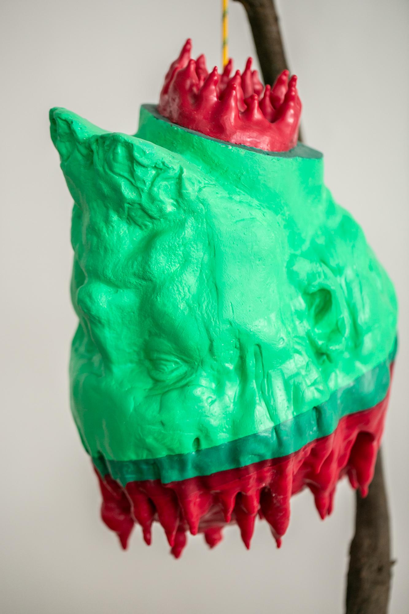 „Ein genaue Aufzeichnung davon, wie es sich gehörte“, grüne, rote und weiße Skulptur – Sculpture von Jedediah Morfit