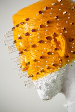 "Monumento Nacional Deepfake", escultura independiente naranja, verde y blanca