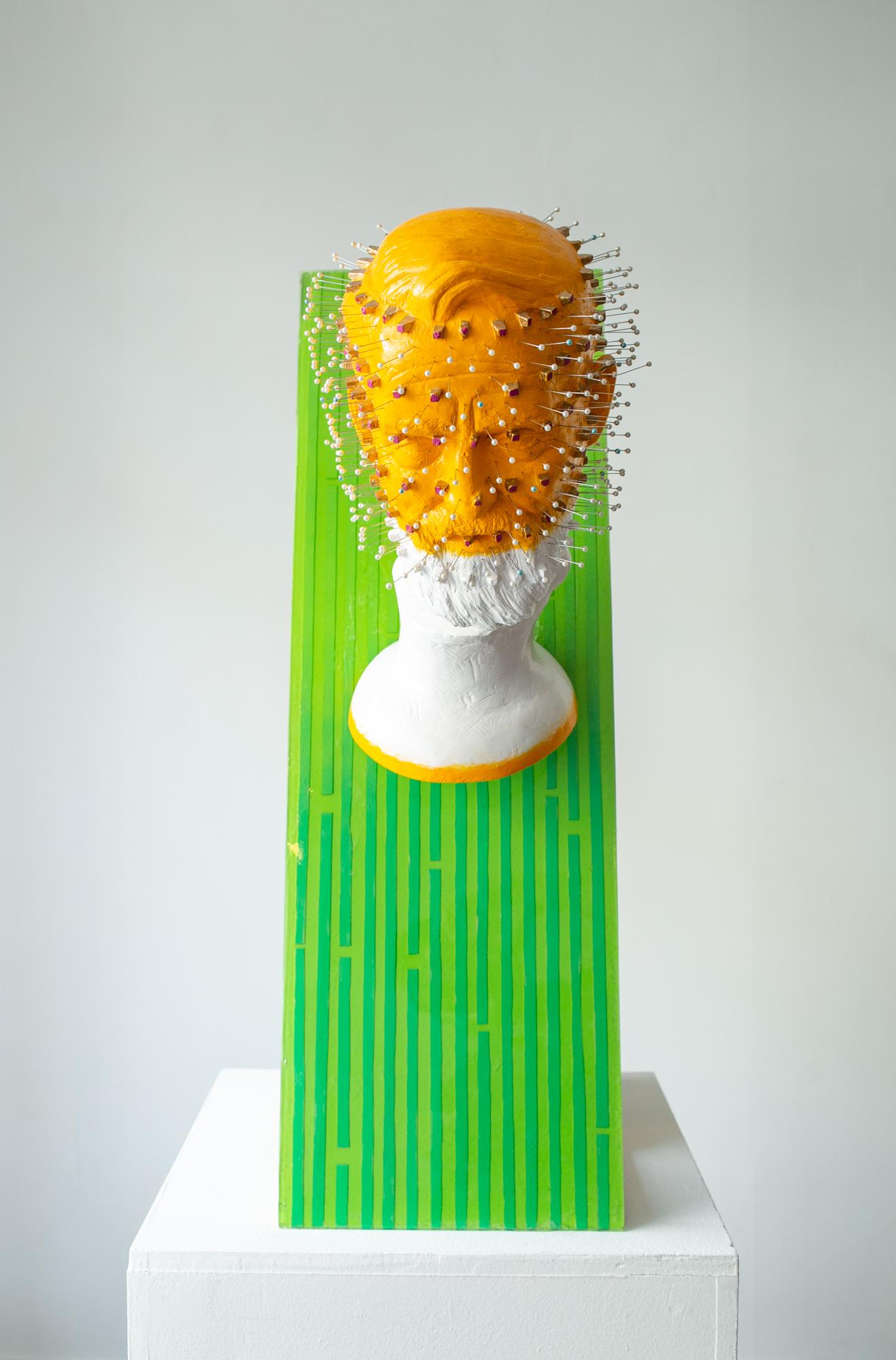 Jedediah Morfit Figurative Sculpture – Freistehende Skulptur „Deepfake National Monument“ in Orange, Grün und Weiß