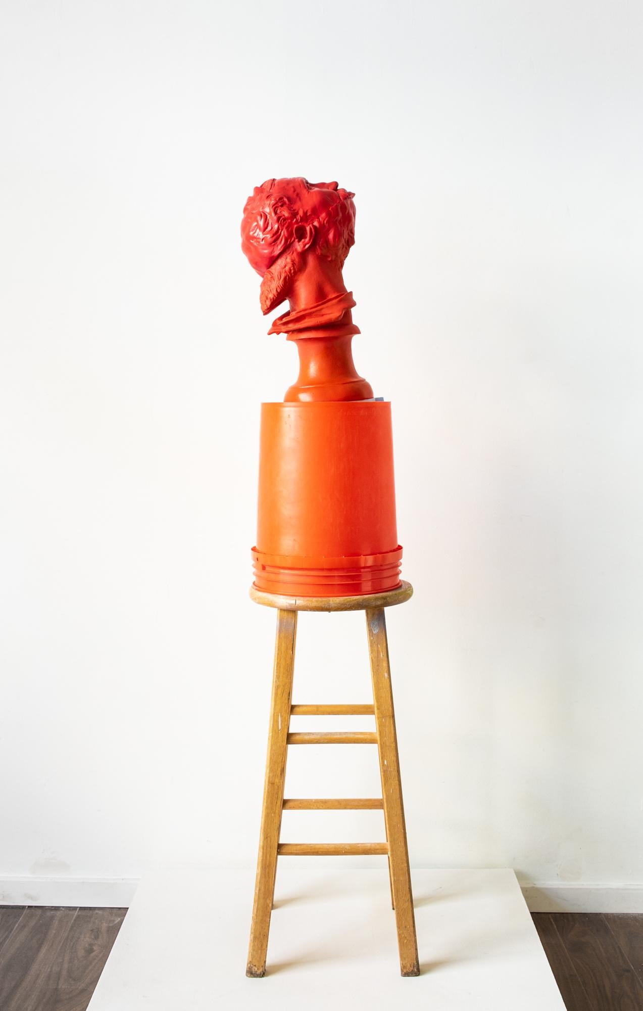 „“Nostalgia“, orangefarbene figurative freistehende Skulptur