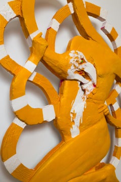 « Vase Trauma à un pied », figure humaine avec sculpture murale représentant une vulture