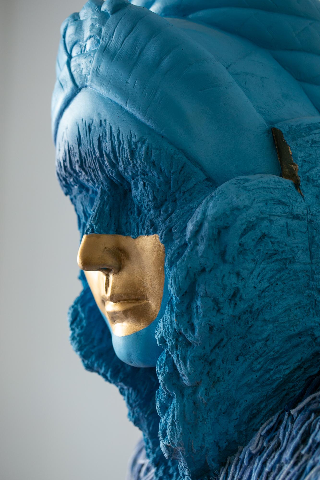 „Parting Lines“, blau und goldfarbene Metallic-Figurative Büste, Skulptur im Angebot 3