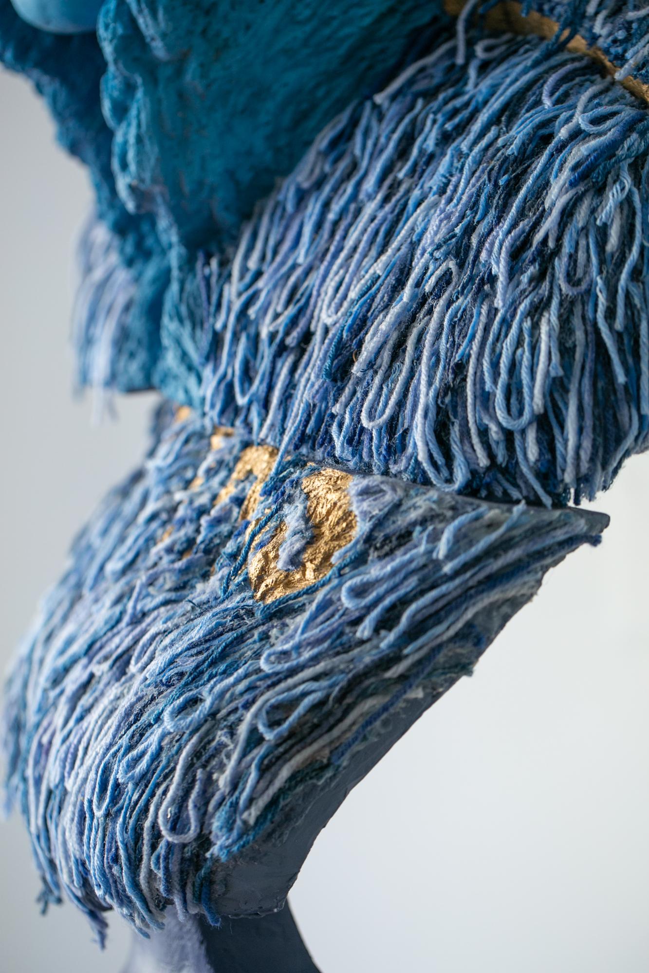 „Parting Lines“, blau und goldfarbene Metallic-Figurative Büste, Skulptur im Angebot 4