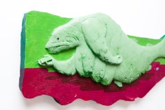 „Trash Fish“ Dystopischer Fisch in strukturiertem Grün, Wandskulptur mit Wandbezug