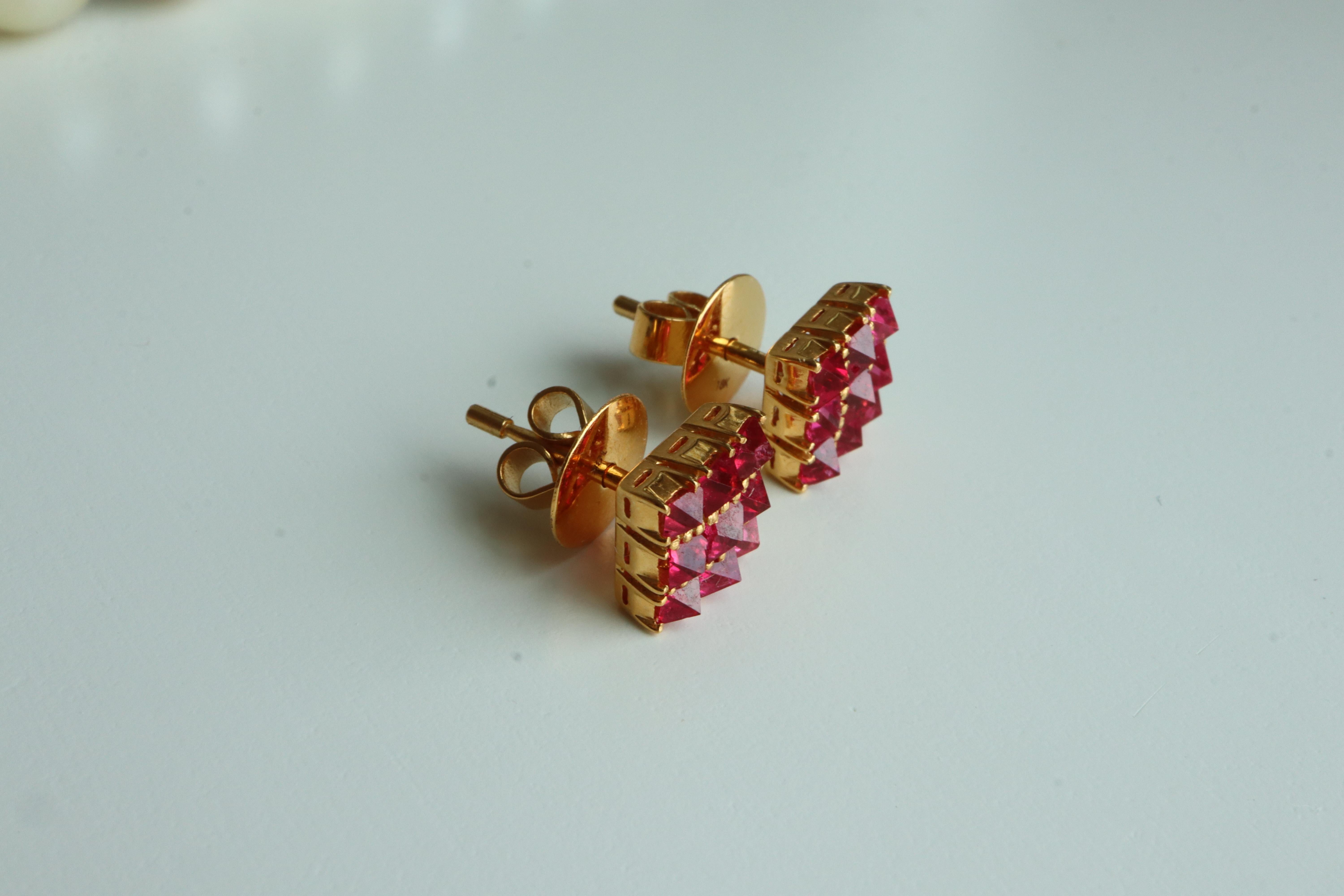 Orecchino con spinello taglio angelo Jedi in oro massiccio 18k in vendita 4