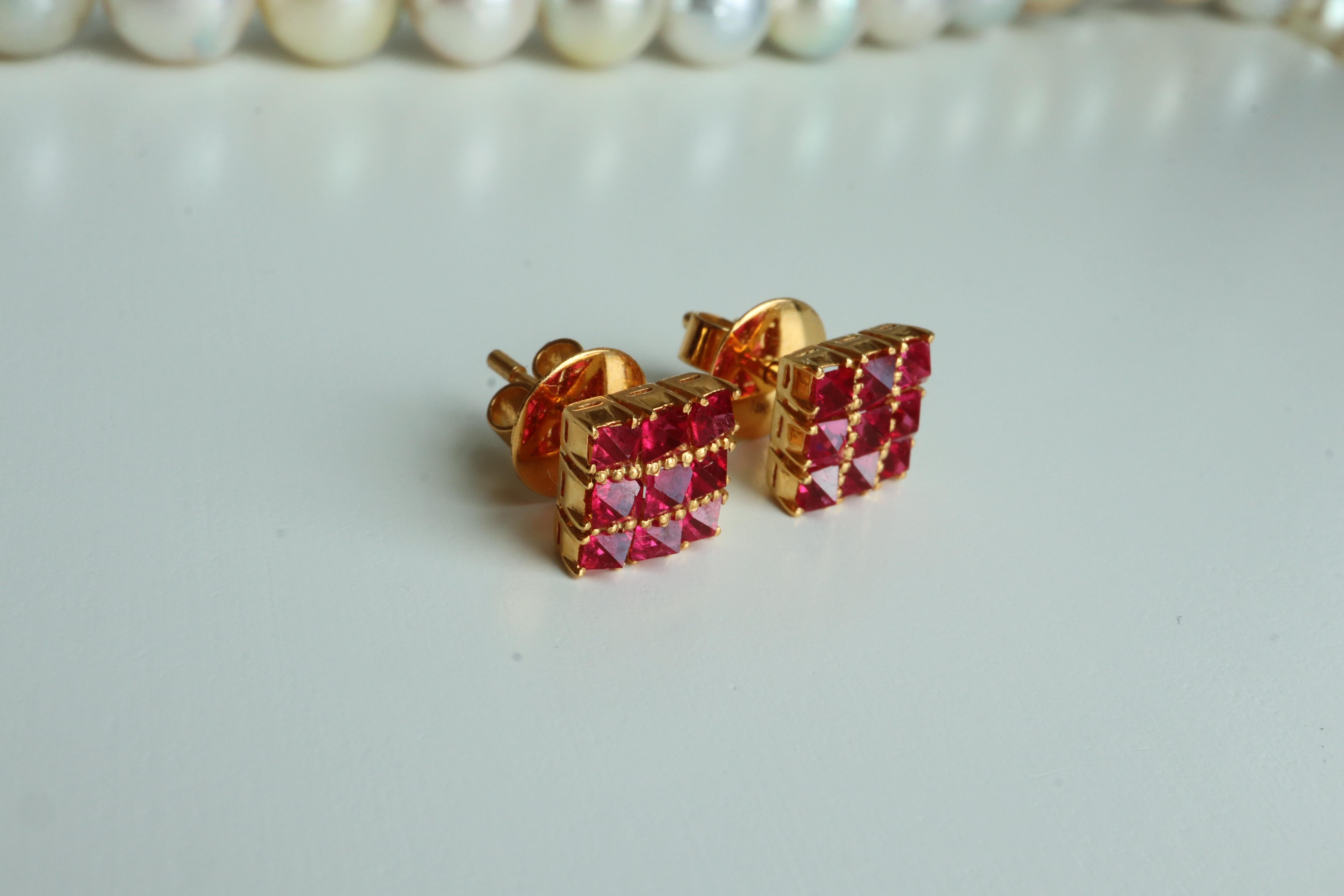 Orecchino con spinello taglio angelo Jedi in oro massiccio 18k in vendita 2