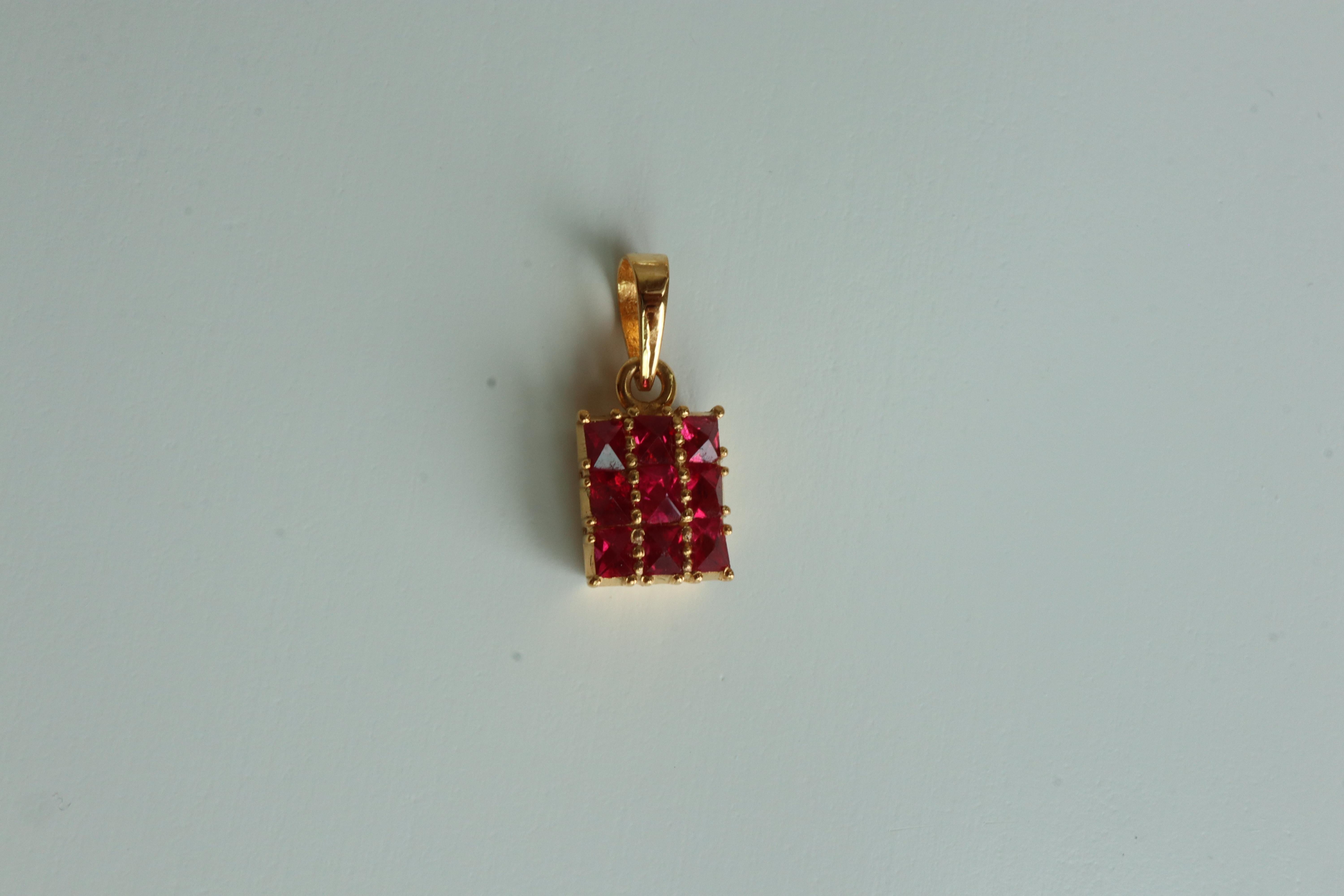 
Merkmale:

Hauptedelstein (9 Stück) - Spinell im Engelsschliff

Gesamtkaratgewicht (9 Stück) - 1,6 Karat (ungefähr)

Messung -  2.29x2.11mm (ca.)

Schliff - Kristall (achteckig)

Klarheit -  VVS

Farbe- Rosa-Rot~Rot (Jedi-Farbe)

Transparenz -