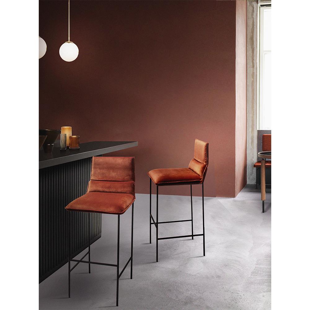 XXI secolo e contemporaneo Sedia da bar moderna Jeeves in tessuto (senape) di Collector Studio A in vendita