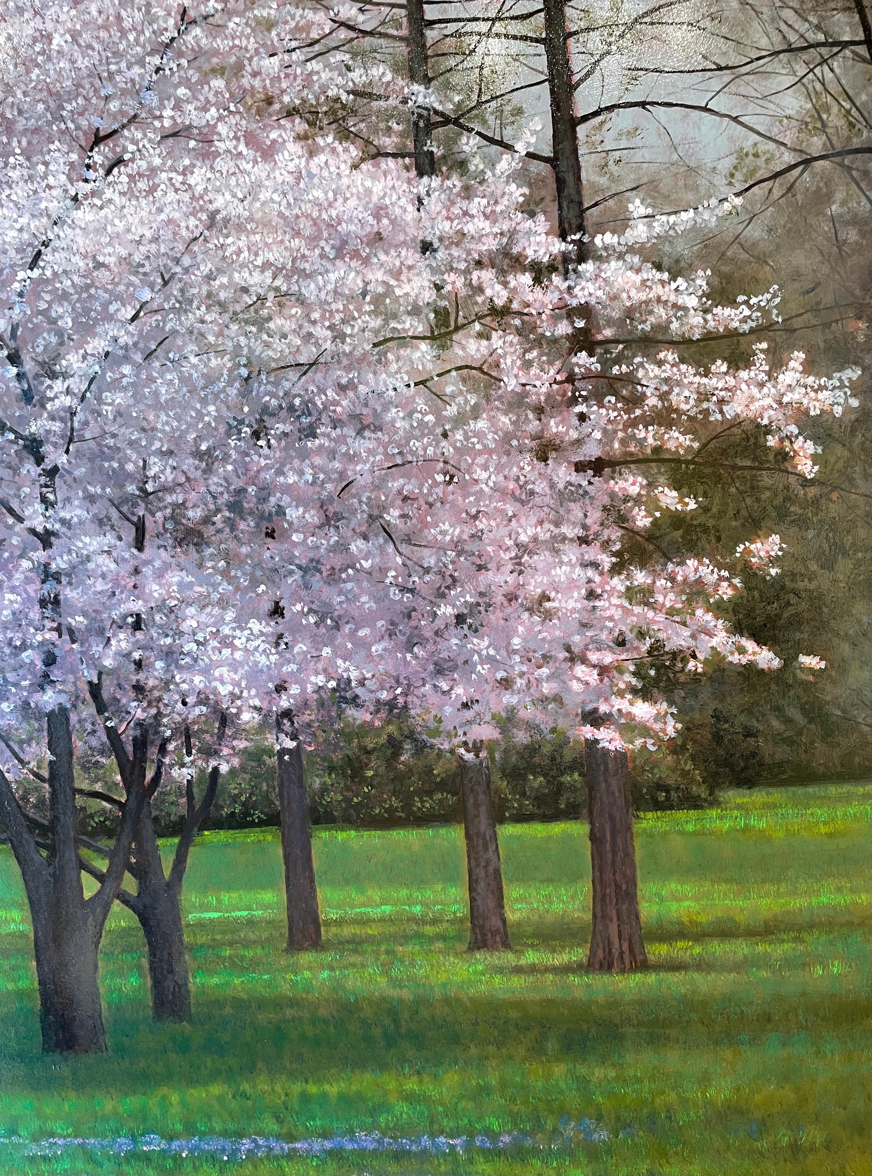 Schmetterling - Frühlingsblüten-Krabapfelbaum in grünem, grasbewachsenem Klarlack, Ölfarbe im Angebot 3