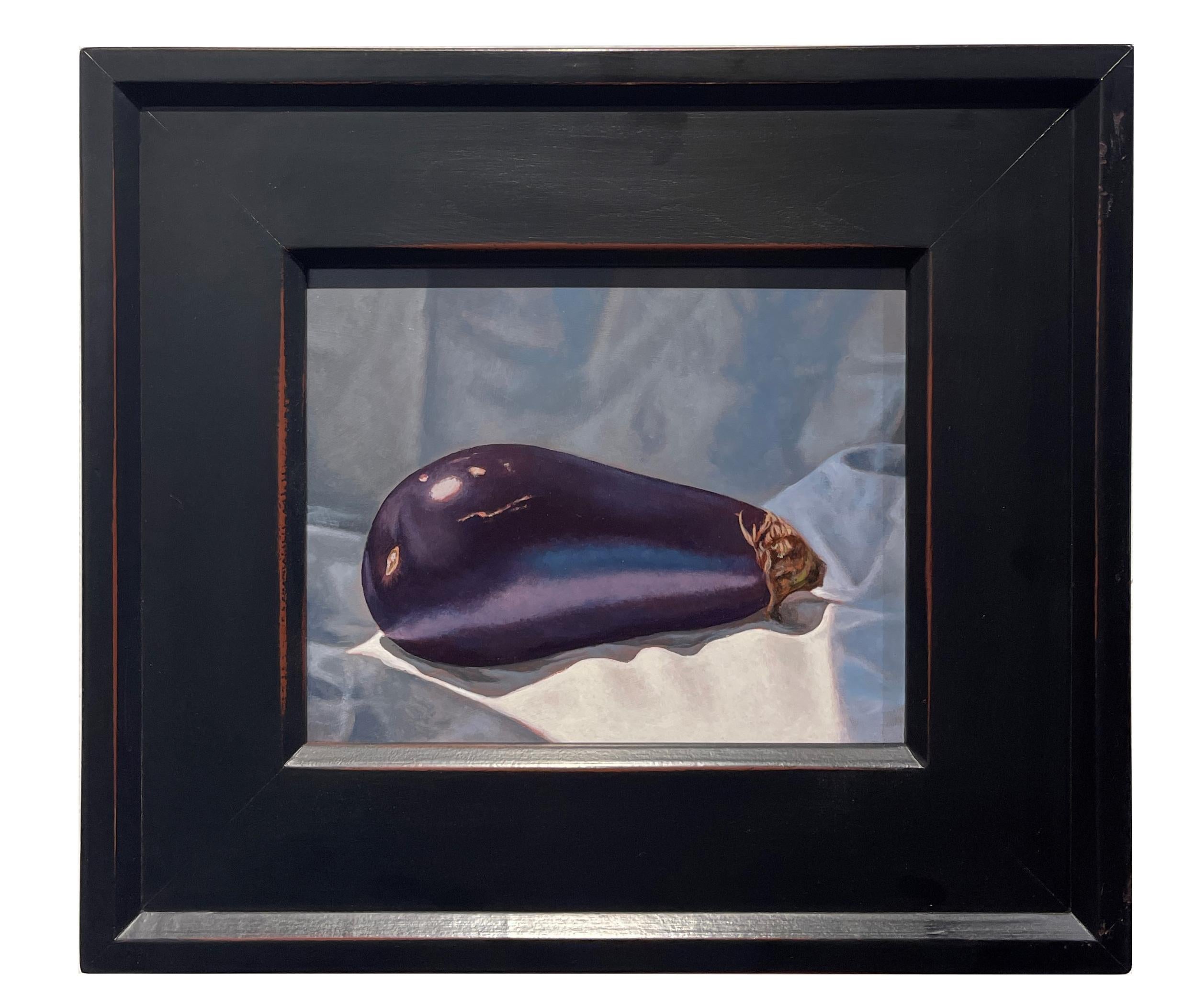 Eggplant – Stillleben mit einer einzigen Aubergine auf grau-blauem Satin, gerahmt – Painting von Jeff Aeling
