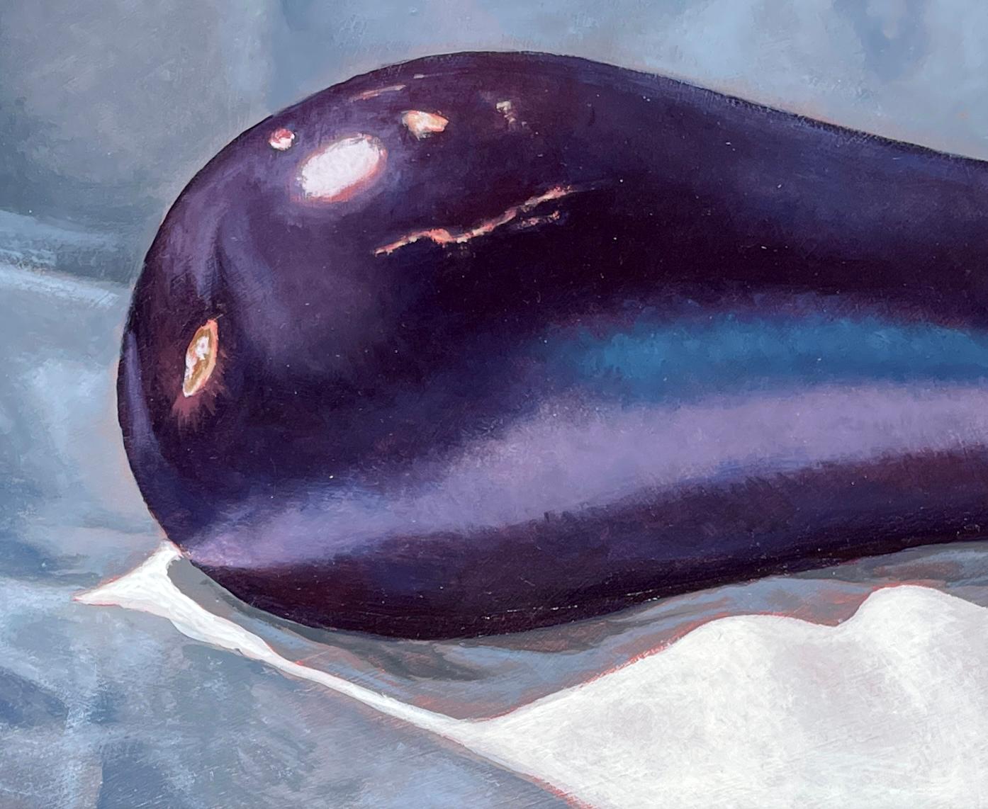 Eggplant – Stillleben mit einer einzigen Aubergine auf grau-blauem Satin, gerahmt (Zeitgenössisch), Painting, von Jeff Aeling