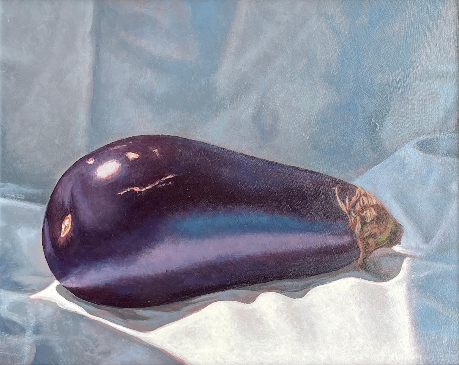 Jeff Aeling Still-Life Painting – Eggplant – Stillleben mit einer einzigen Aubergine auf grau-blauem Satin, gerahmt