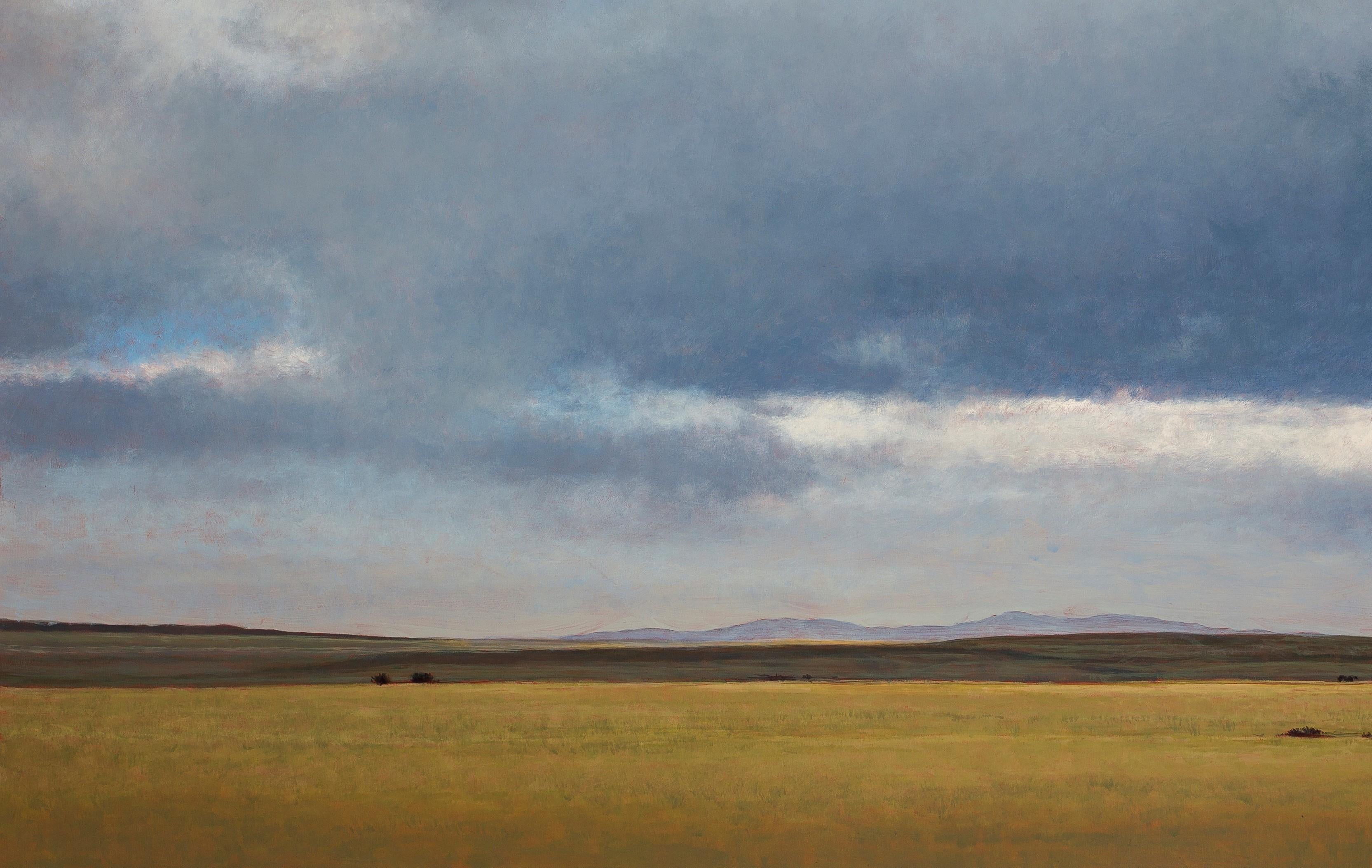 In dieser ruhigen Landschaft verwendet Jeff Aeling goldene Brauntöne in dieser weiten, offenen Ebene. Der weite saphirblaue Himmel darüber ist mit flauschigen Kumuluswolken gefüllt, die zur allgemeinen Ruhe des Werks beitragen. Das Gemälde ist in