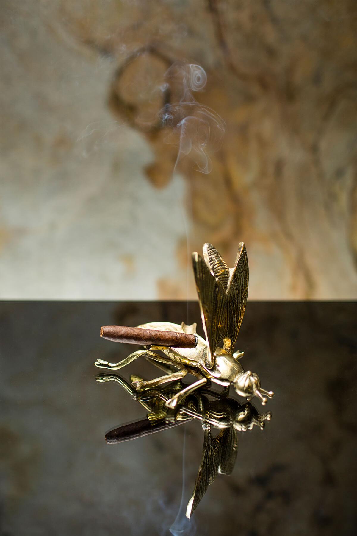 - Brass decorative object in a fly form.
- It would be a very nice, small collectable object for your interiors.
- Brass ashtray
- The lid opens by raising its wings.

BRASS USE AND CARE
Clean surfaces with a dry cloth.
Minimize humidity and