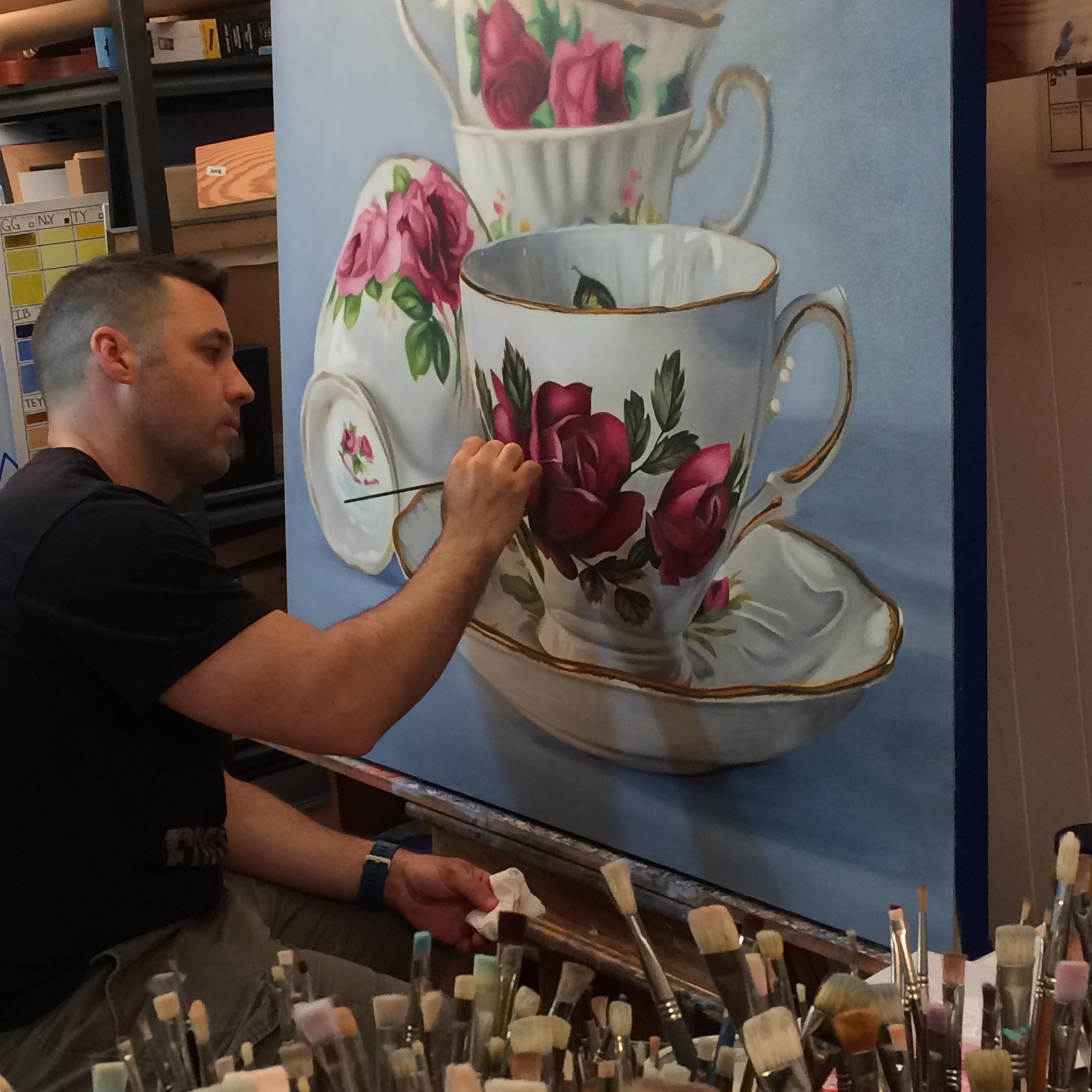 Rosemary, peinture à l'huile avec rose et coupe à thé - Réalisme Painting par Jeff Chester