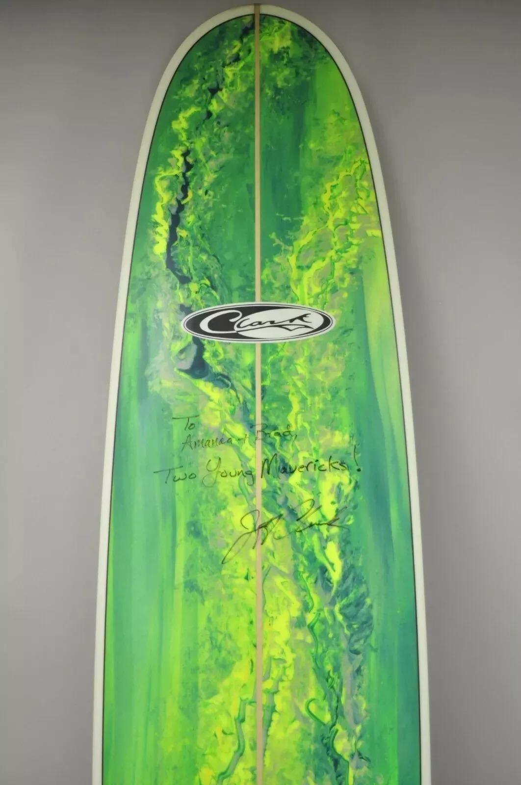 Tavola da surf Jeff Clark firmata Global Glassing Green Marble Mavericks Big Wave Guns.  Le caratteristiche dell'articolo sono firmate 