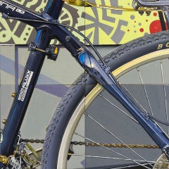 Schwarzes Fahrrad mit lackierter Wand