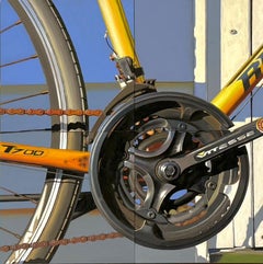 Gelbes Fahrrad mit blauen Schatten