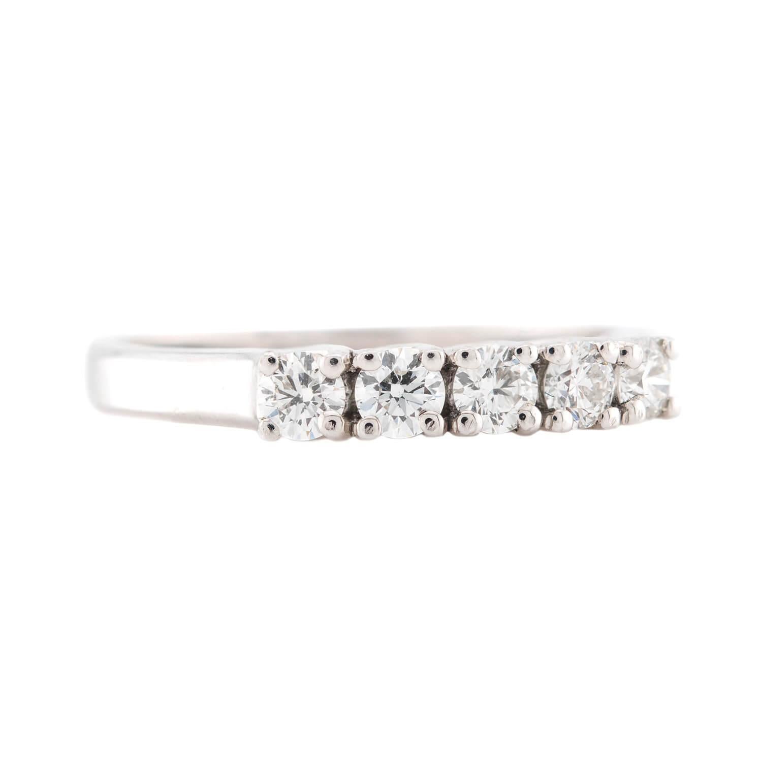 ¡Un fabuloso anillo de diamantes del joyero Jeff Cooper! Elaborado en oro blanco de 18 quilates, la superficie frontal del anillo presenta 5 modernos diamantes redondos de talla brillante. Todos los diamantes están engastados con cuatro puntas y