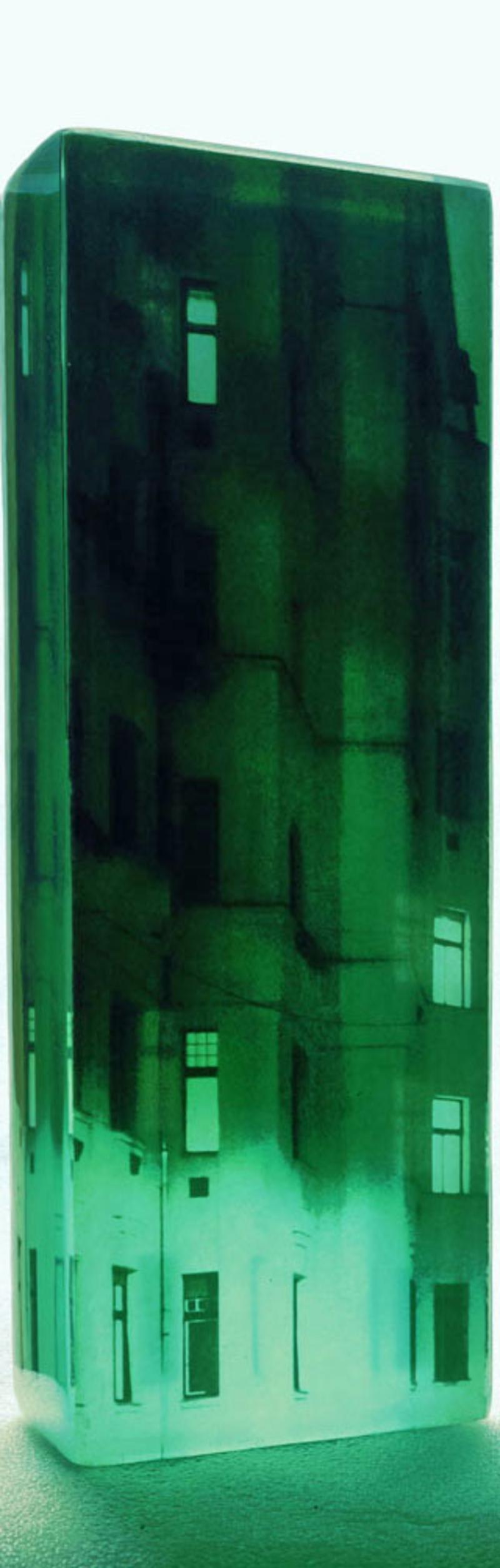 Parallele Welten – leuchtende grüne Stadt-/ Urban-Szene in skulpturalem Glas: Triptychon – Sculpture von Jeff Cunningham