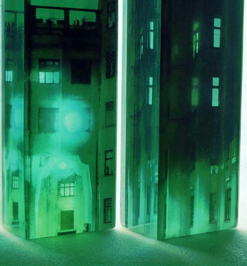 Parallele Welten – leuchtende grüne Stadt-/ Urban-Szene in skulpturalem Glas: Triptychon (Zeitgenössisch), Sculpture, von Jeff Cunningham