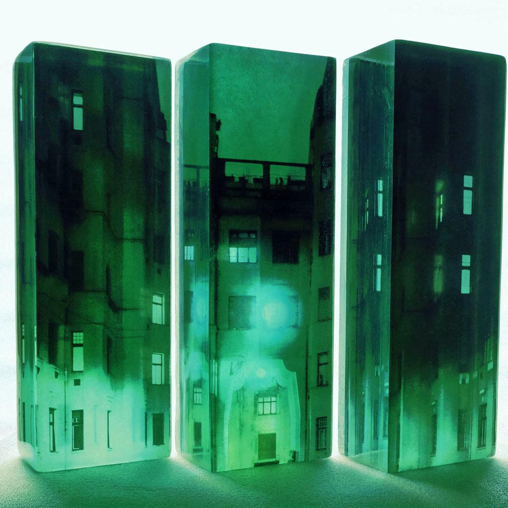 Jeff Cunningham Still-Life Sculpture – Parallele Welten – leuchtende grüne Stadt-/ Urban-Szene in skulpturalem Glas: Triptychon