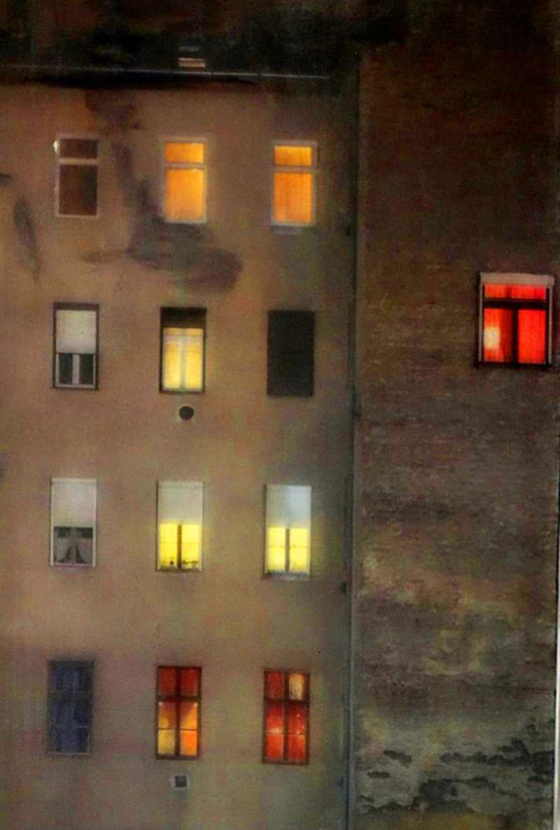 Ventanas en el Este - Edificio urbano de noche / Escena urbana en vidrio escultórico - Sculpture de Jeff Cunningham