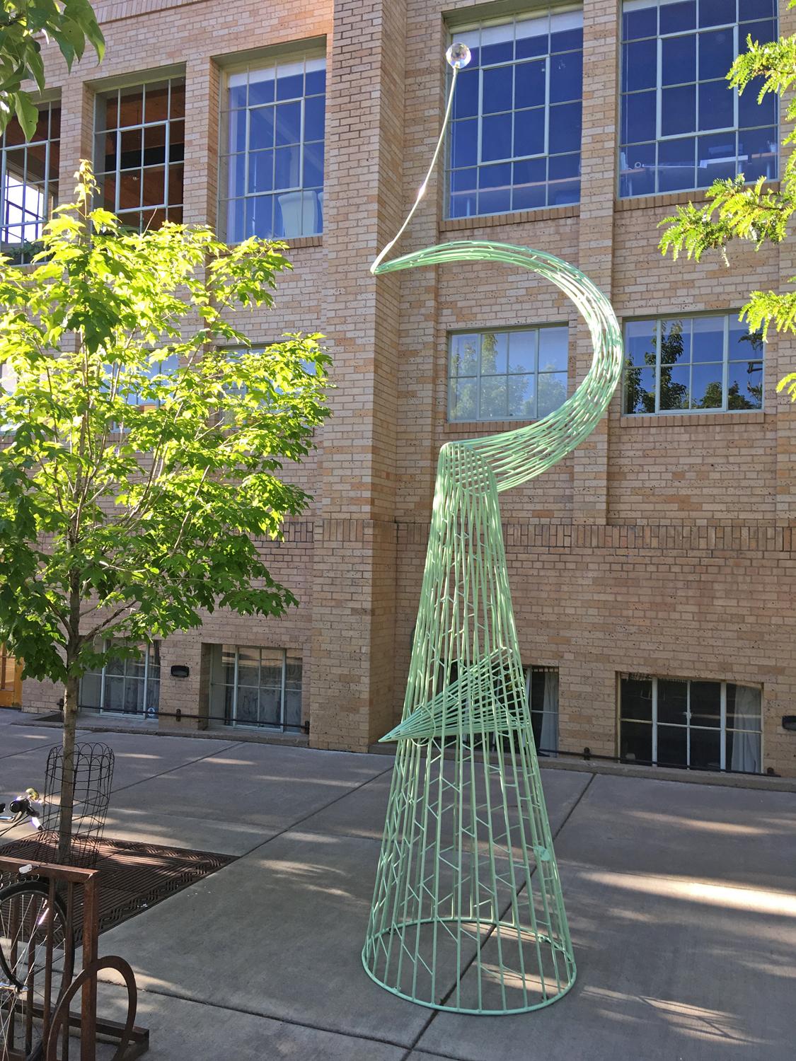 „Focused Anomaly“ Skulptur für den Außenbereich 