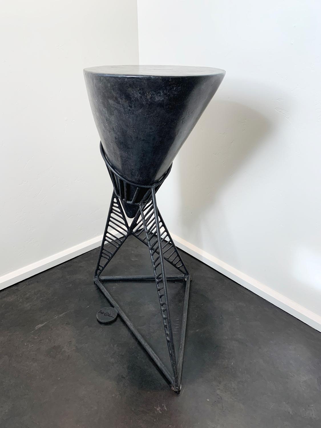 Walking with Alexander - Sculpture cinétique d'intérieur - Marron Abstract Sculpture par Jeff Glode Wise
