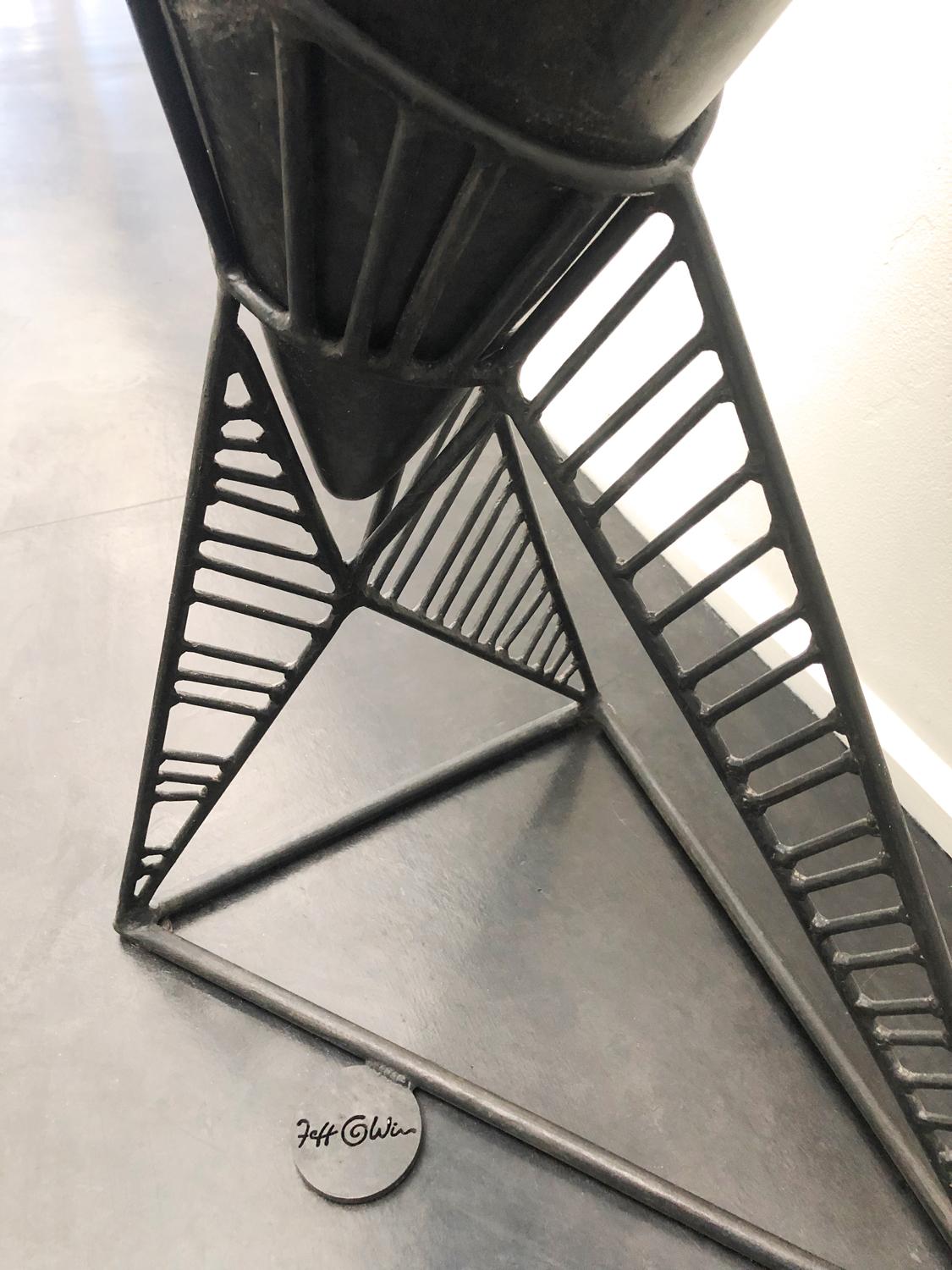 Une élégante sculpture sur piédestal avec une cinétique interactive en bois sculpté et teinté, en verre coulé, en pierre de lave, en béton et en bronze. Regardez la courte vidéo pour voir 