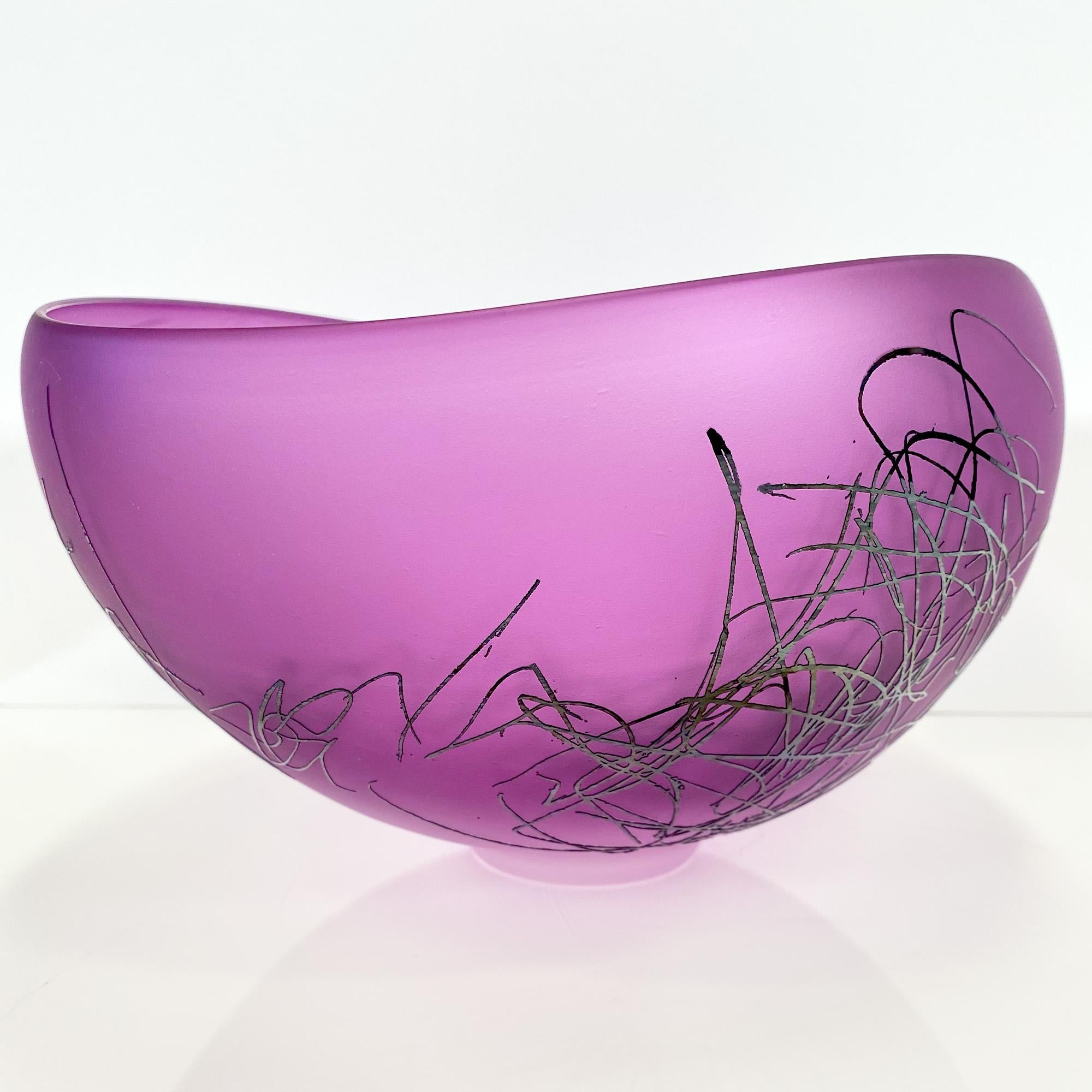 Le Studio Goodman a obtenu une reconnaissance et une admiration internationales pour la beauté et l'accomplissement de ses récipients en verre soufflé moderne, de ses sculptures et de son verre architectural. Chaque pièce créée est unique et