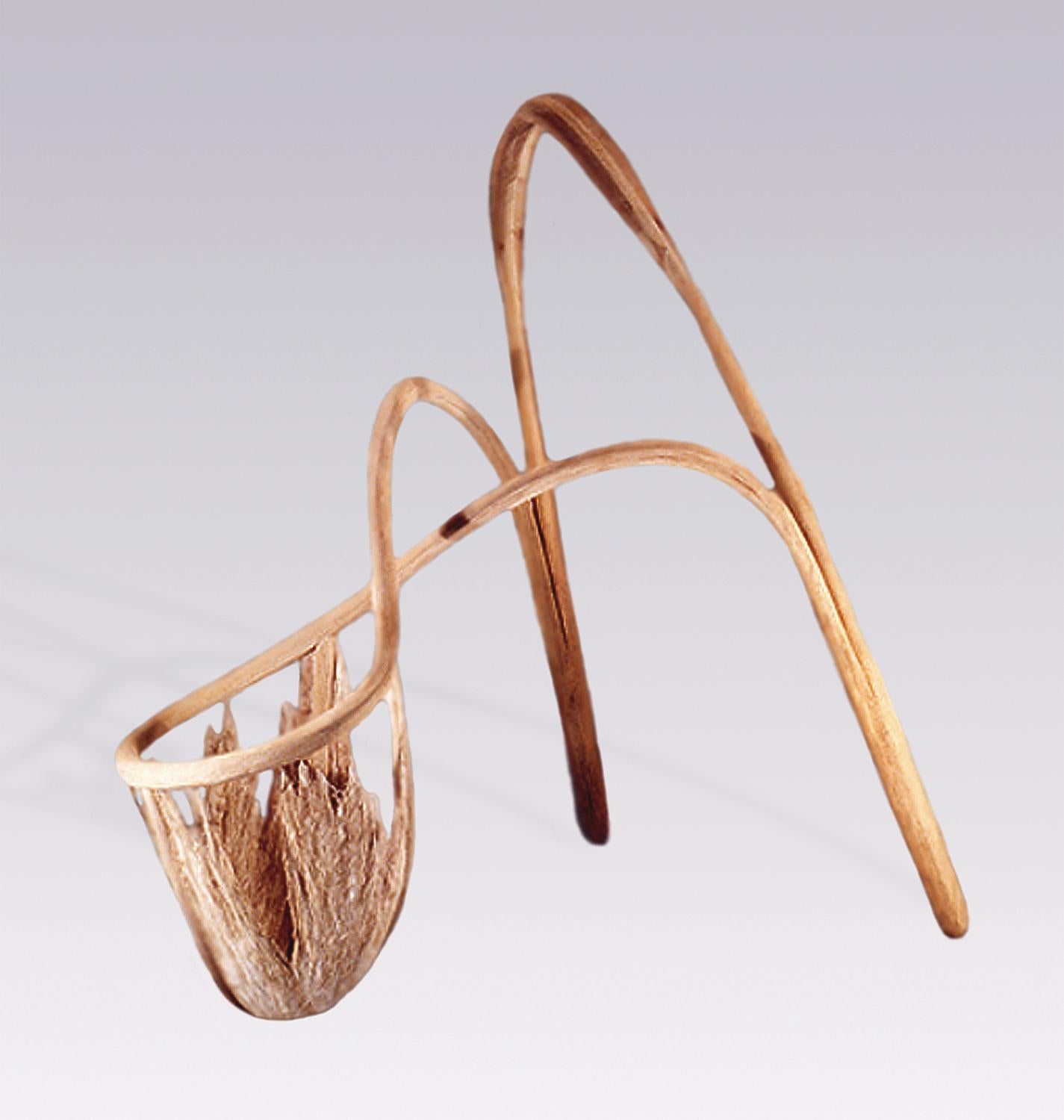 "Vaisseau n°51 : Akimbo"
Sculpture abstraite autoportante issue de la série de plus de 80 pièces "Vessel Series" de Jeff Key. Construit en bois et en lin, un matériau végétal naturel.

Né et élevé à San Francisco, Jeff Key a axé son travail de