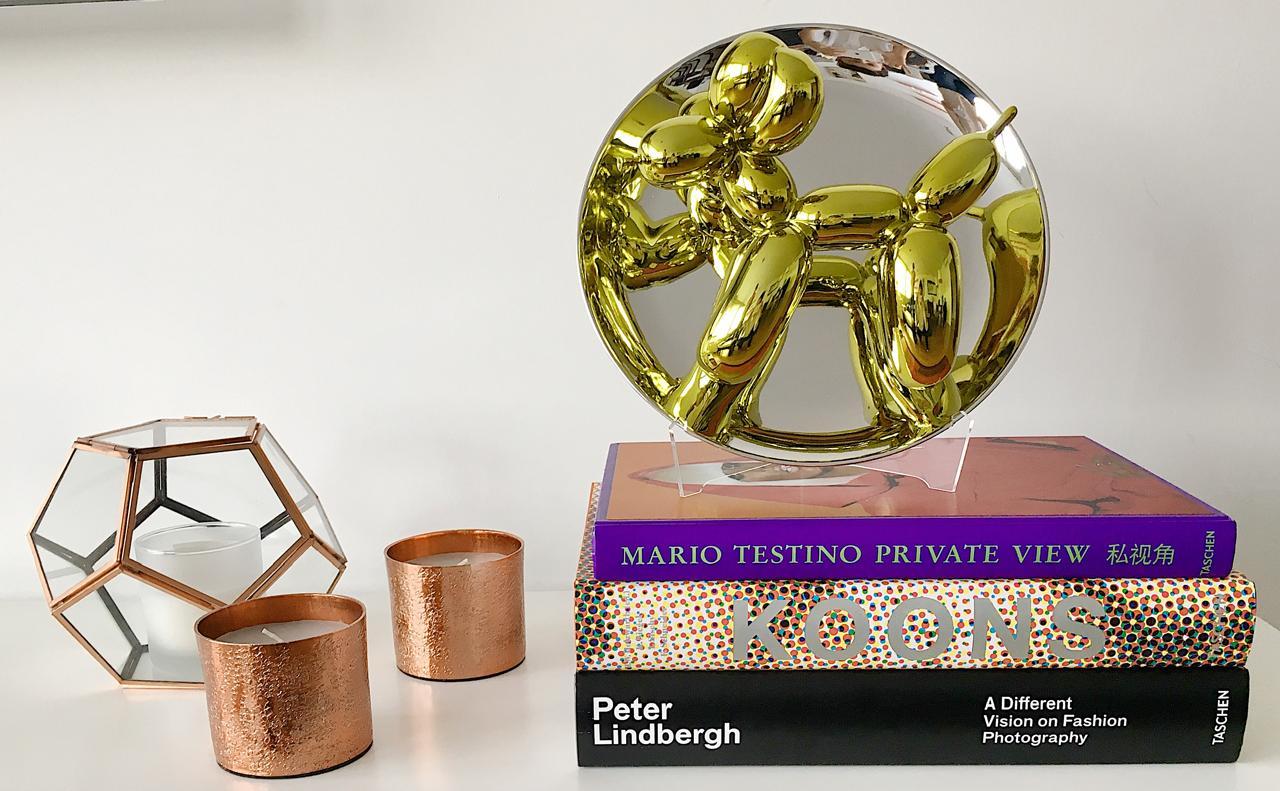 Scultura in edizione limitata di Jeff Koons Balloon Dog (giallo)

Eleva la tua collezione d'arte con l'iconico Balloon Dog (Giallo) del leggendario artista contemporaneo Jeff Koons. Questo squisito pezzo fa parte della serie limitata che reimmagina