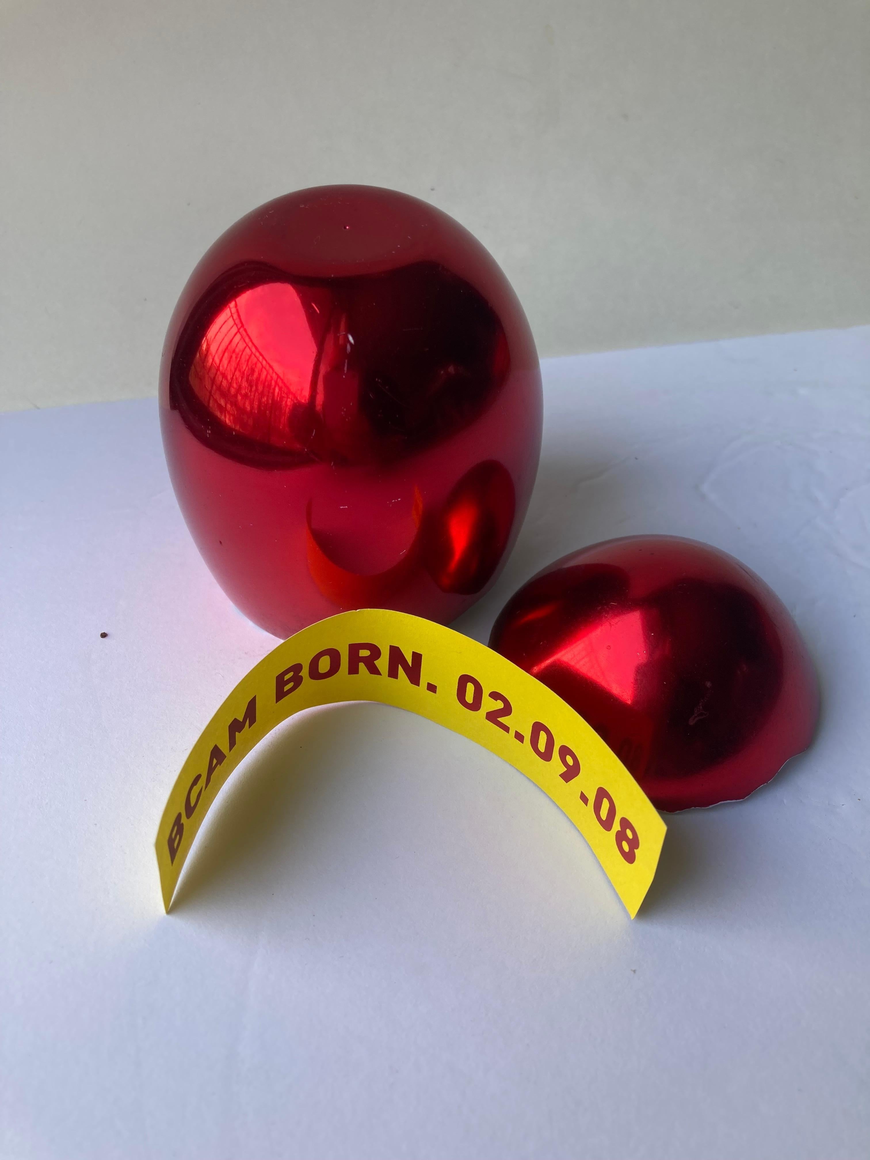 Postmoderne Jeff Koons « Cracked Egg Red » aluminium/sculpture/boîte, avec certificat de naissance jaune en vente