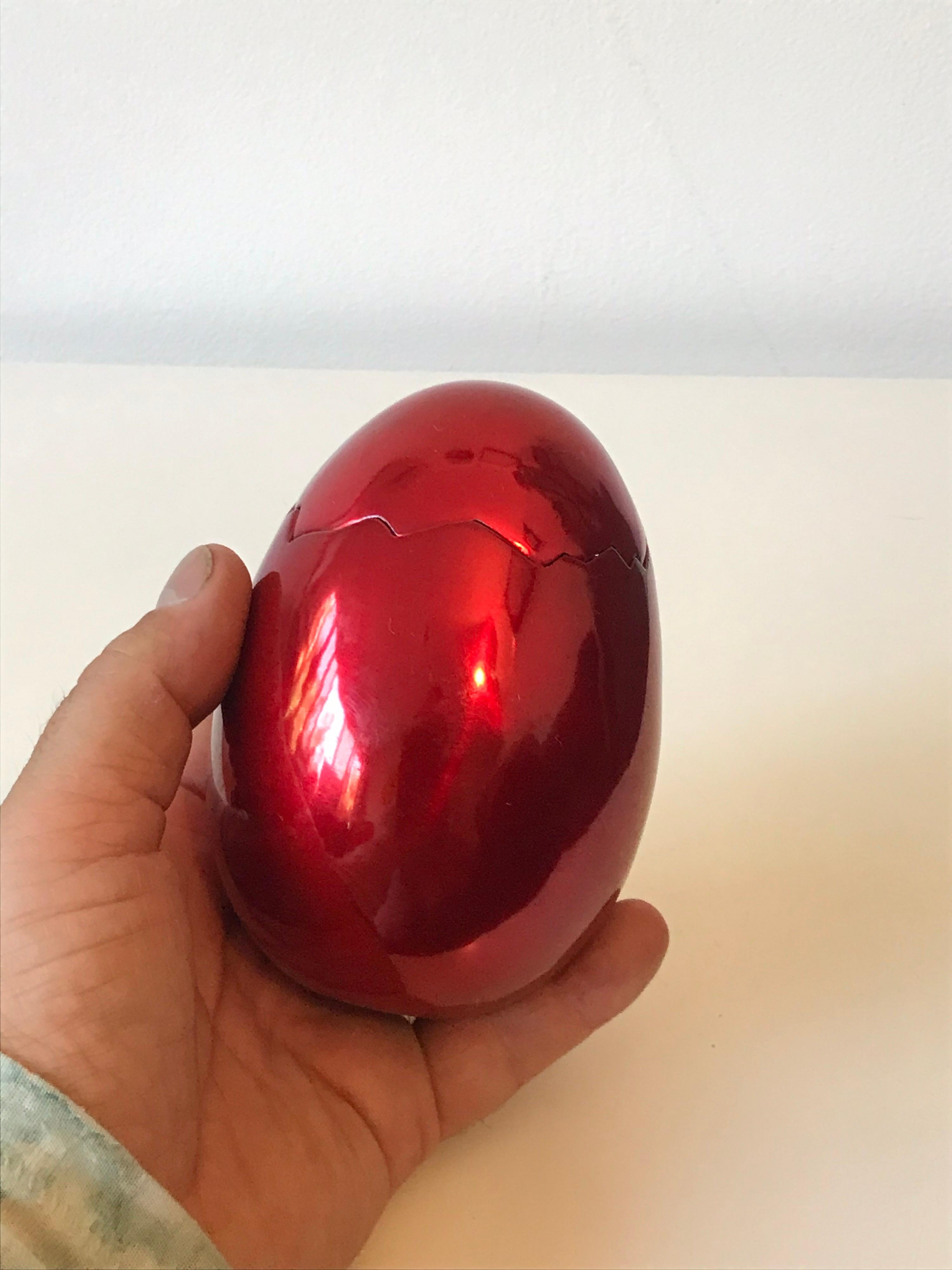 After Jeff Koons Small Cracked Egg Sculpture Invitation, 2008 In Excellent Condition In Los Angeles, CA