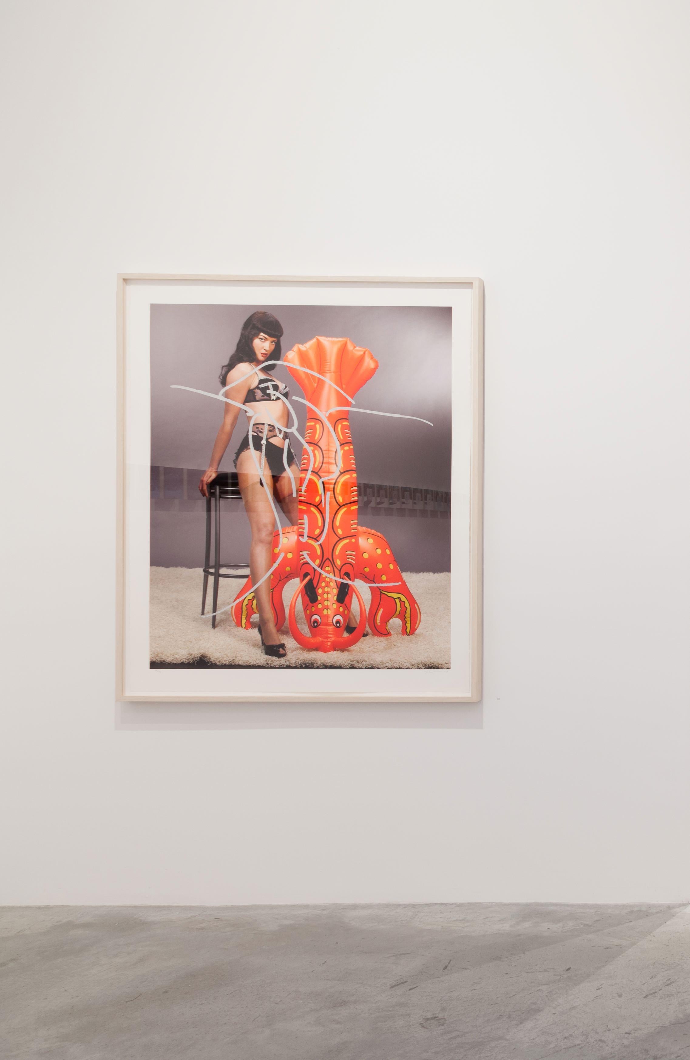 Jeff Koons
La fille au homard, 2014
Jet d'encre pigmentée archivistique avec sérigraphie sur papier naturel pressé à chaud.
54 5/16 x 45 pouces (feuille)
57 x 48 7/8 x 2 pouces (cadre)
Edition 19 sur 40
Signé au recto