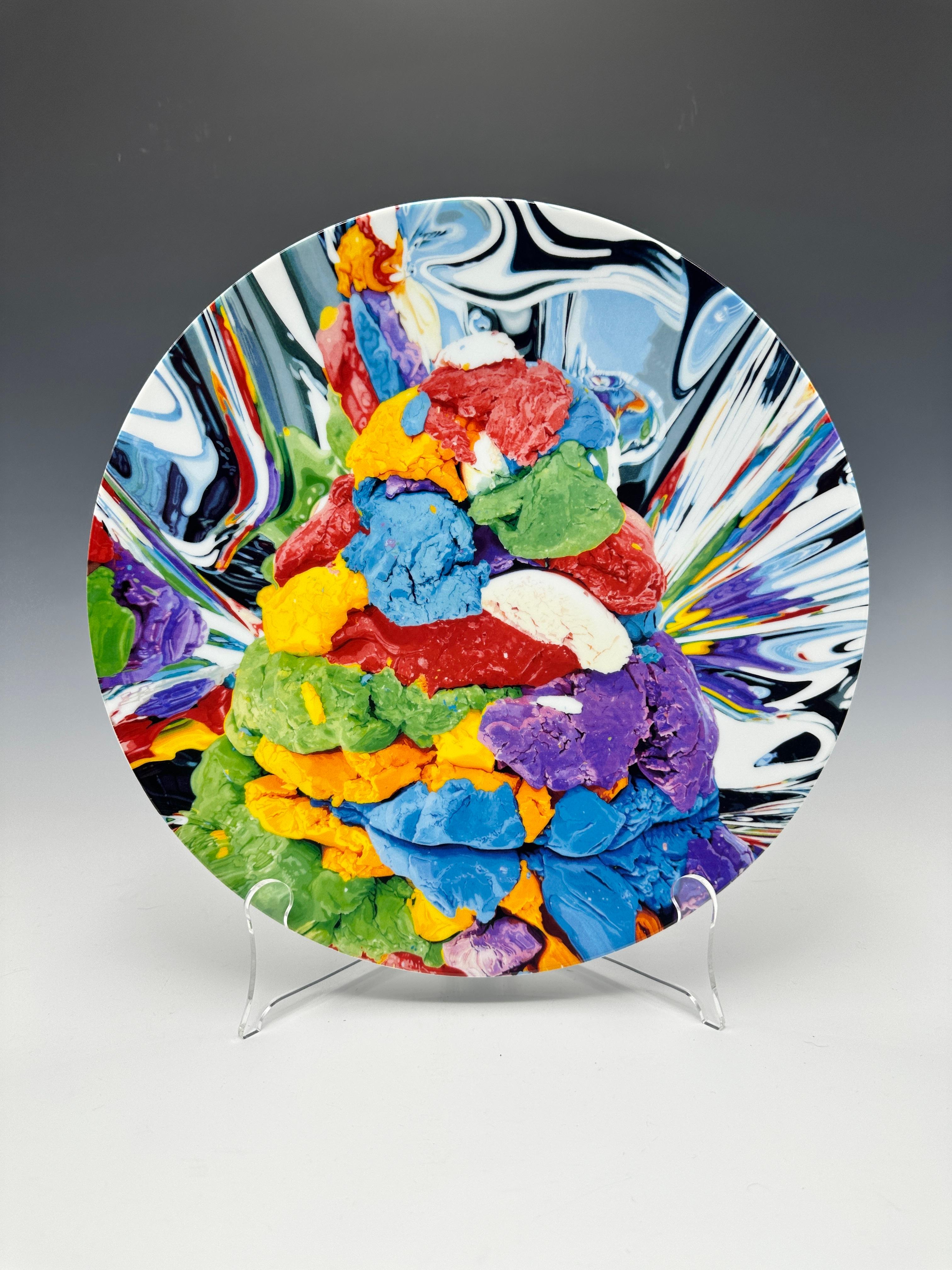 Brillante y colorido plato de porcelana 