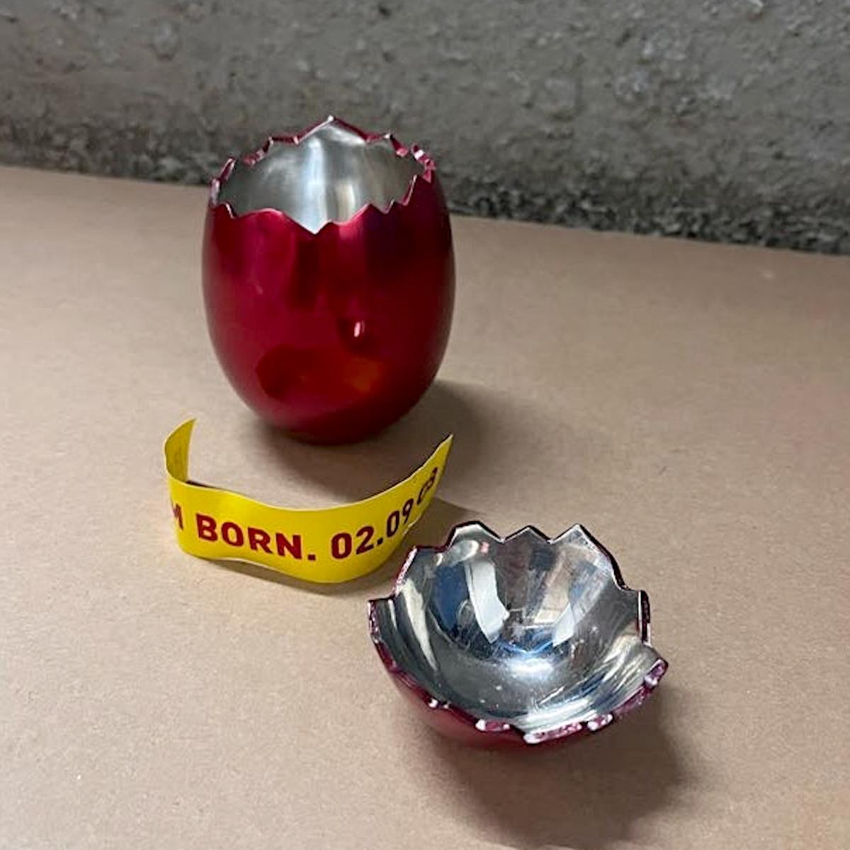 Jeff Koons „Cracked Egg“ (Rot) Aluminium Multiple mit roter Glasur 2008 im Angebot 1