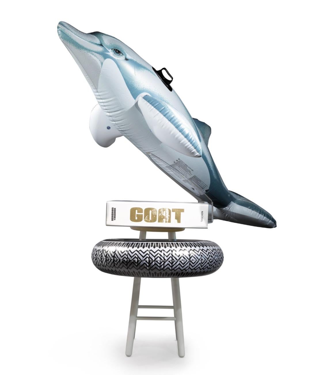 JEFF KOONS (1955-aujourd'hui)

L'ensemble de luxe "Champ's Edition" comprenant la sculpture Champal composée d'un tabouret en bois, d'un dauphin gonflable et d'un pneu flottant, d'une pompe à air et d'un support en lucite, accompagnée des