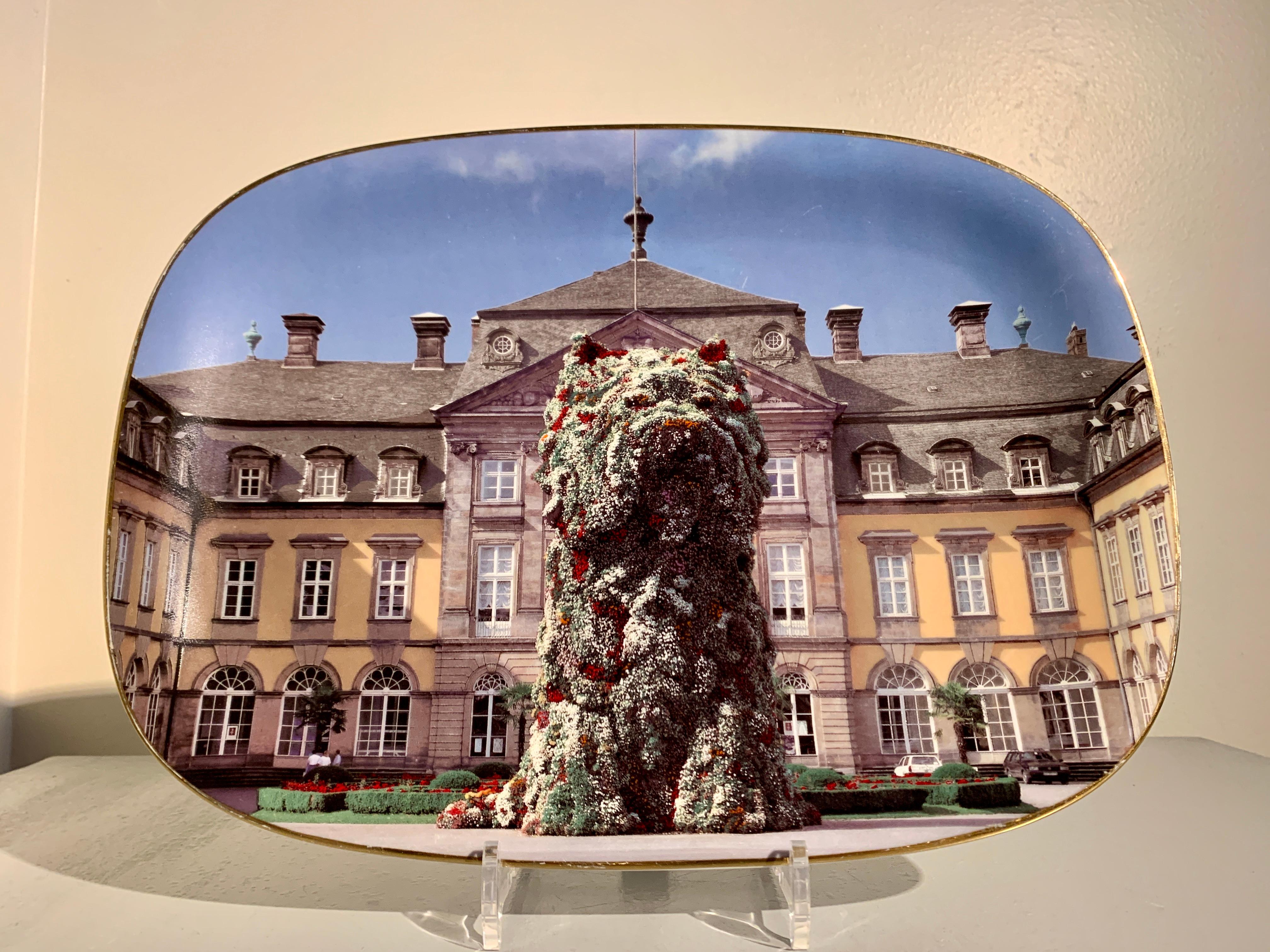 A darling and charming Jeff Koons limited edition Puppy plate or platter, by Porzellanfabrik Langenthal AG for the San Francisco Museum of Modern Art, 1992. Signed and numbered.

The image on this plate is taken from Jeff Koon's now iconic massive