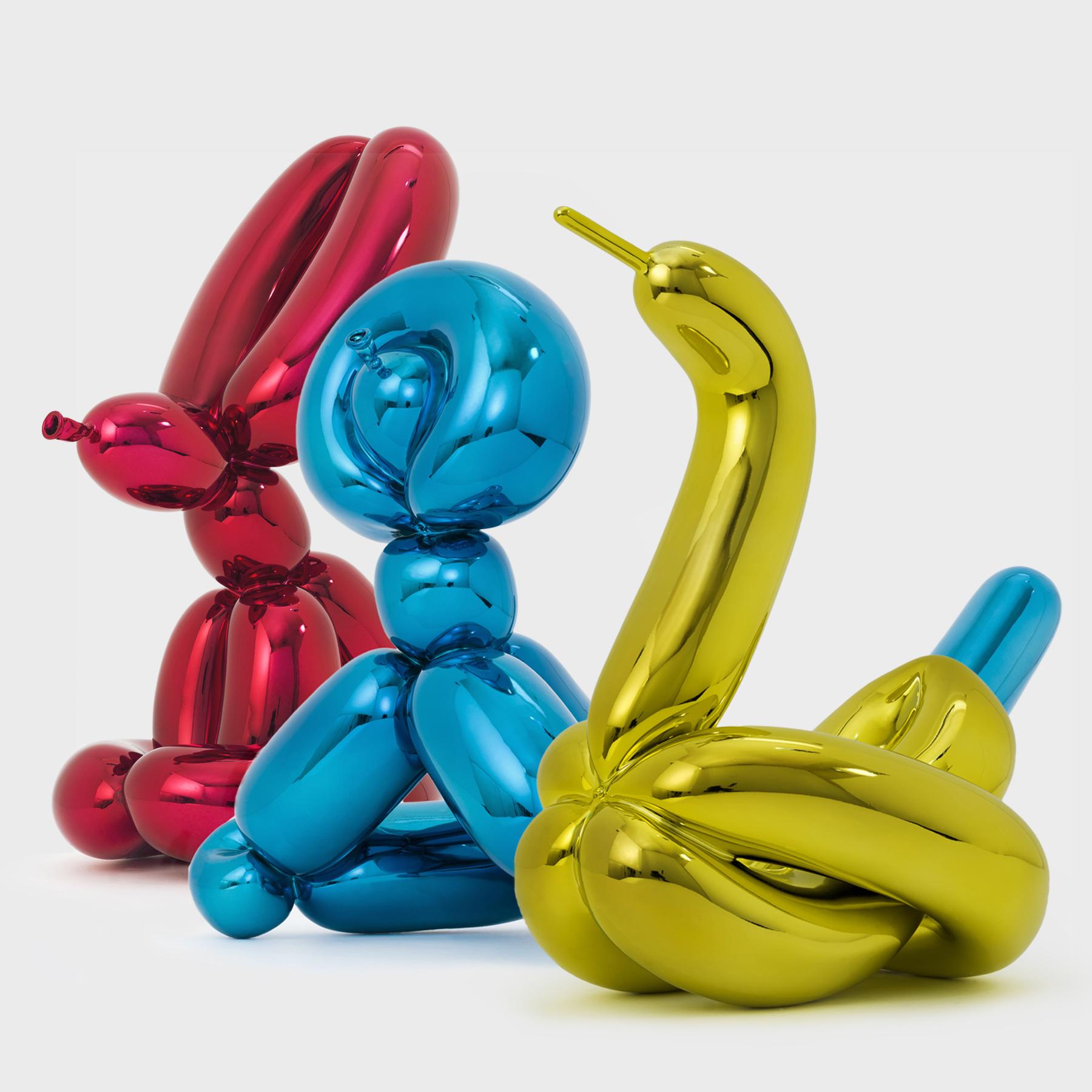 Dieses Set mit den Ballontieren von Jeff Koons besteht aus einem Ballonhasen, einem Ballonaffen und einem Ballonschwan, die aus stark reflektierendem Porzellan gefertigt sind. Dieses Set, das das Vokabular seiner ikonischen Celebration-Skulpturen