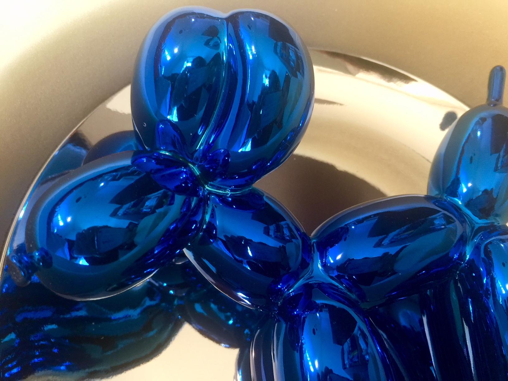 L'œuvre de Jeff Koons Balloon Dog fait partie d'une édition limitée à 2300 exemplaires. La sculpture, réalisée en porcelaine émaillée bleue, mesure 27 x 27 cm.

Balloon Dog Blue appartient à une édition rare réalisée par l'artiste en 2002 en