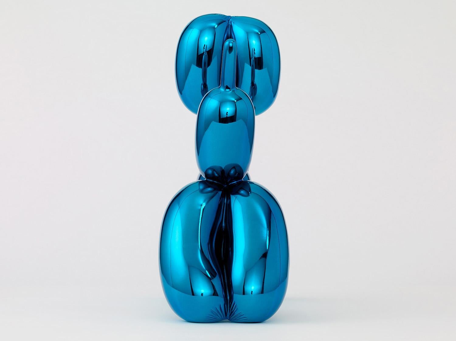 Le ballon du chien (bleu) - Gris Still-Life Sculpture par Jeff Koons